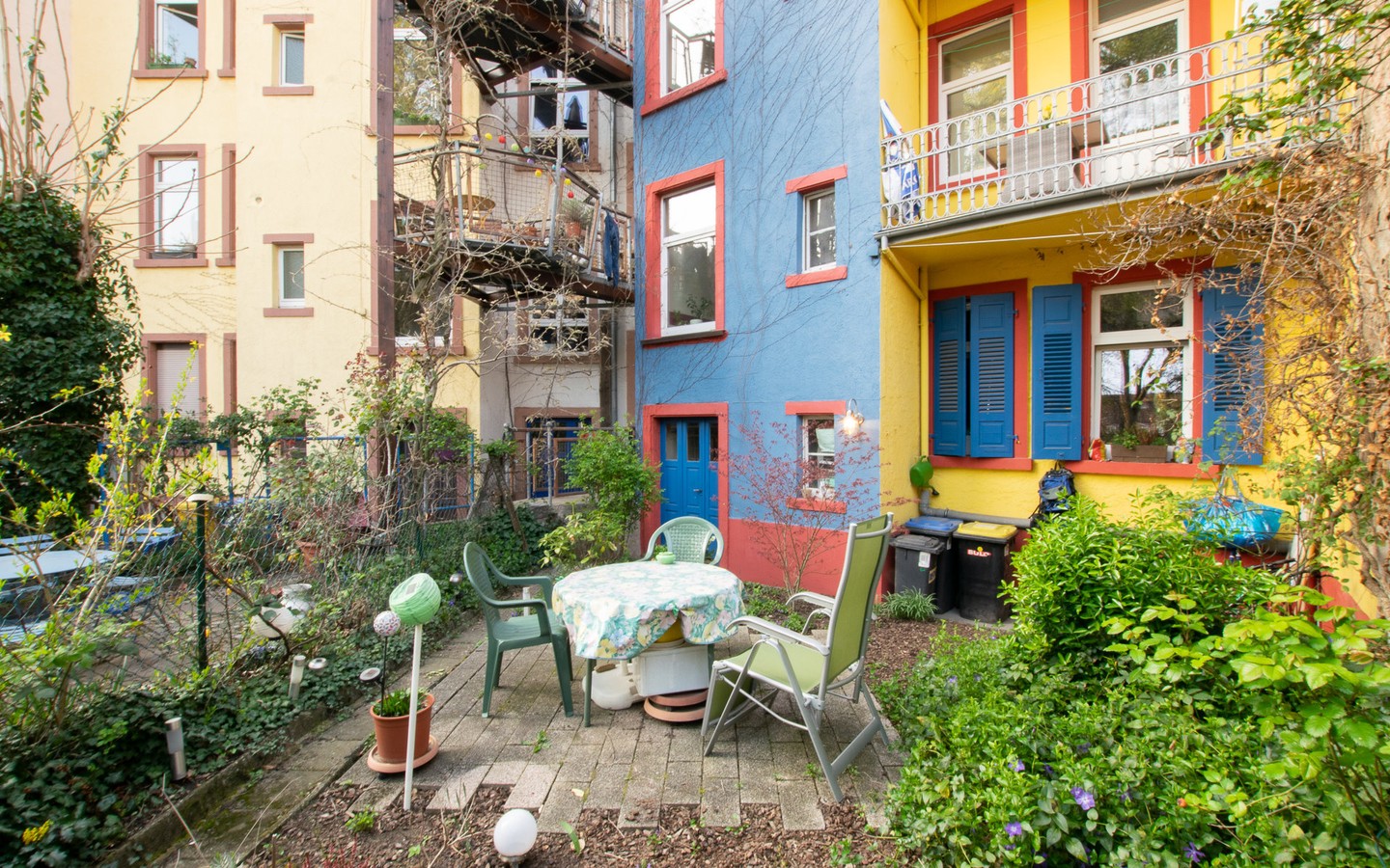 Hausfassade samt Hof - Seltene Gelegenheit: Tolles Mehrfamilienhaus mit Flair in der Weststadt