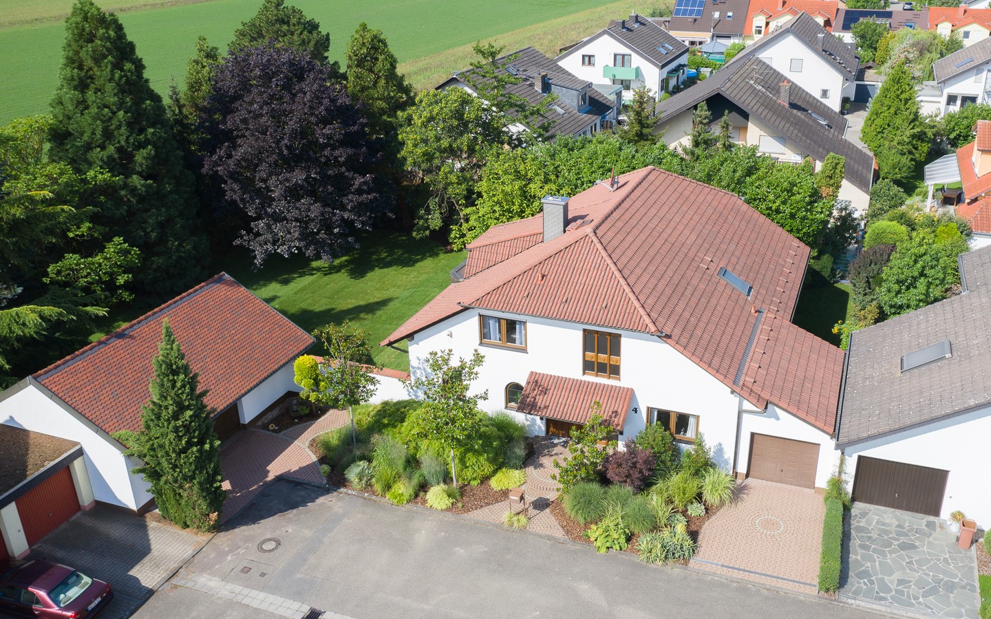 Luftaufnahme - Seltene Gelegenheit: 
Sehr großzügiges Einfamilienhaus mit parkähnlichem Garten in Feldrandlage