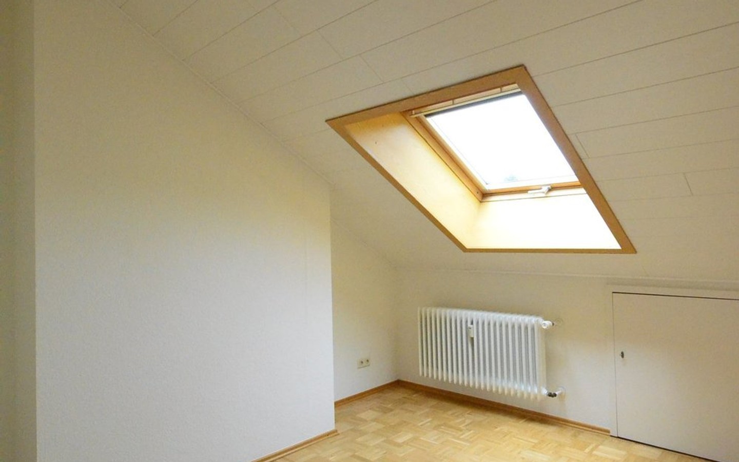 Schlafzimmer - Heidelberg-Handschuhsheim: Bezaubernde Dachgeschosswohnung mit 3 Zimmern und Dachterrasse