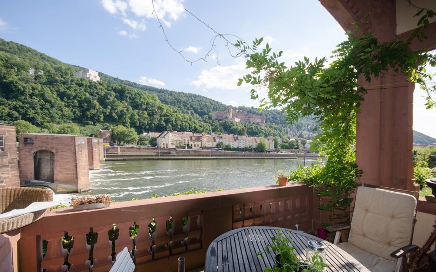Balkon mit Schloßblick - Einfach malerisch:  Wohnen am Neckar mit Schloßblick und eigenem Garten