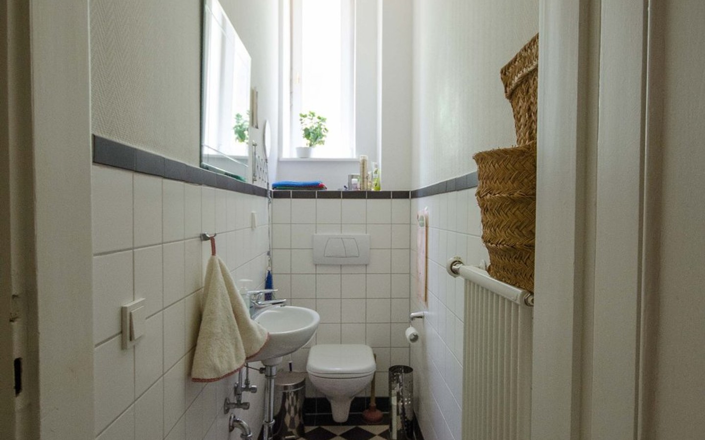 Gäste-WC - Einfach malerisch:  Wohnen am Neckar mit Schloßblick und eigenem Garten