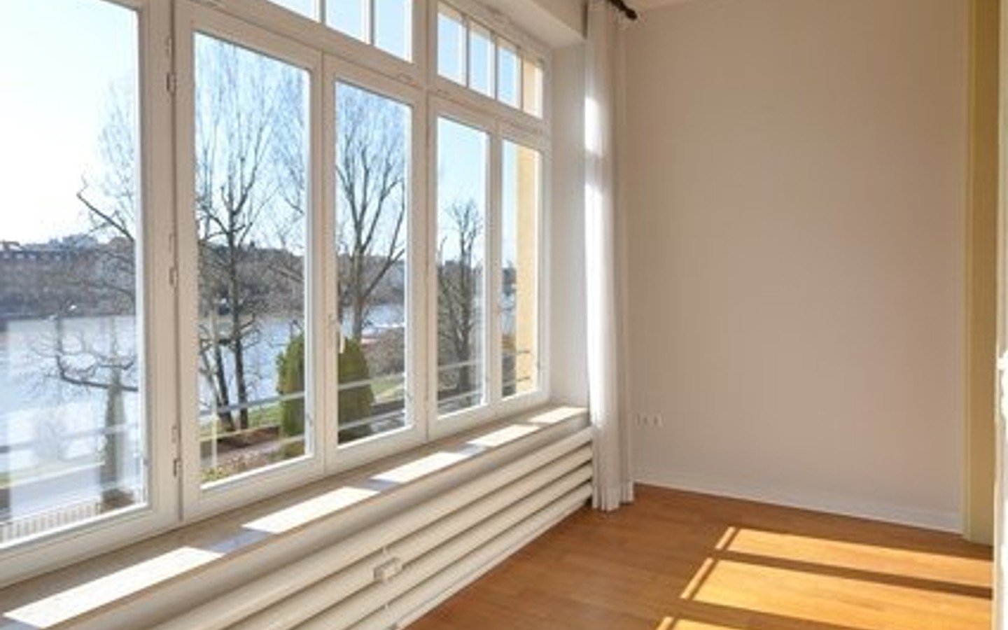 Erker mit Markise - HD-Neuenheim: In begehrter Lage - Lichtdurchflutete und elegante 3 Zimmerwohnung mit Neckarblick