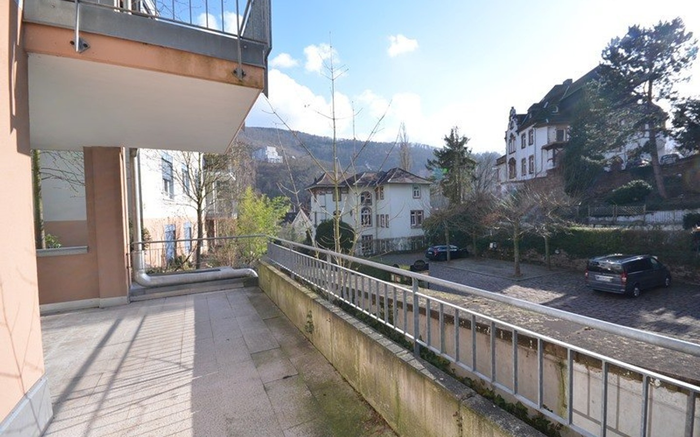 Terrasse - Heidelberg-Neuenheim: Großzügige 2,5 Zimmerwohnung mit Terrasse in der Hirschgasse