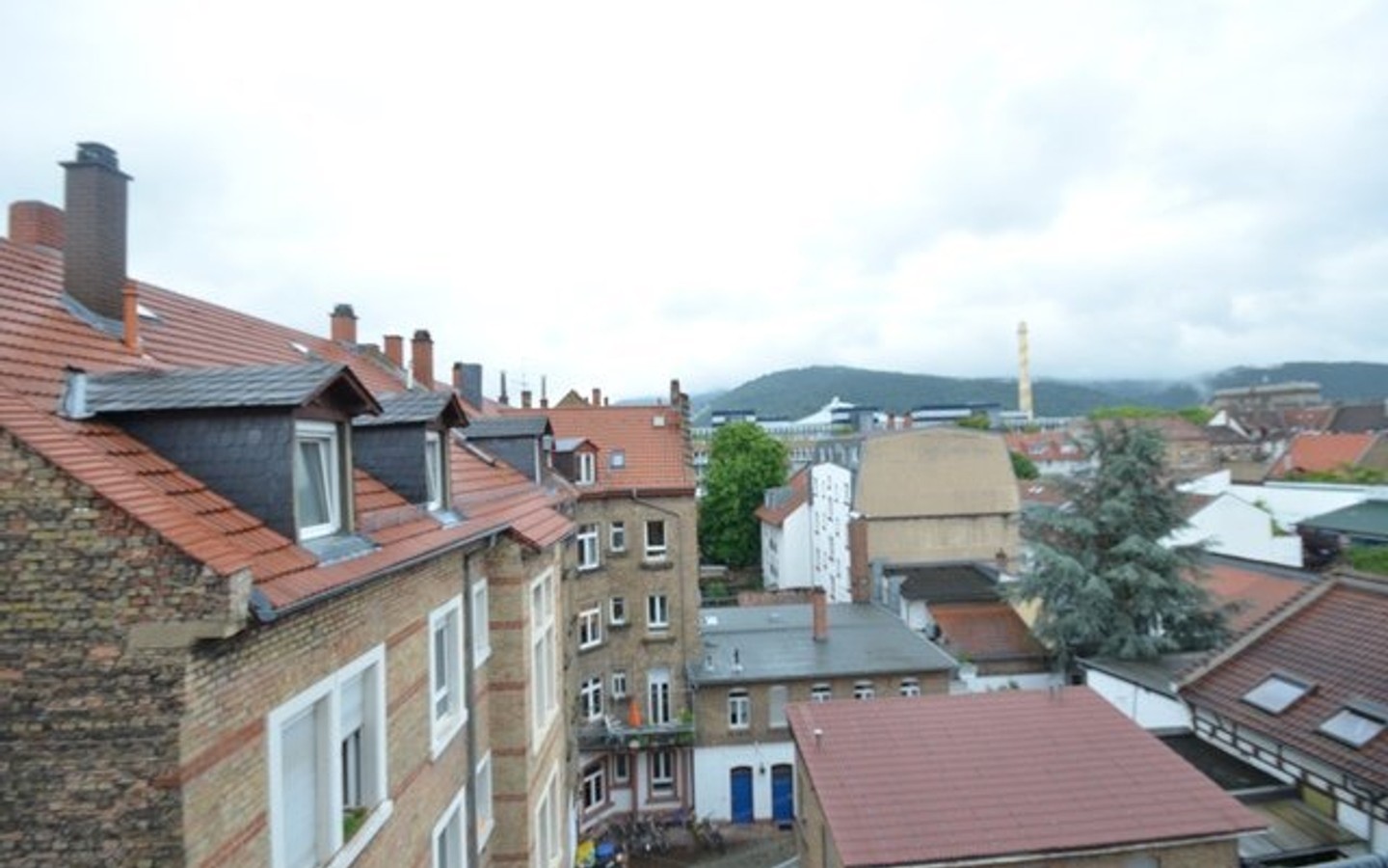 Ausblick vom kl. Balkon - HD-Bergheimer Str.:Gemütliche 2 ZKB in saniertem Altbau