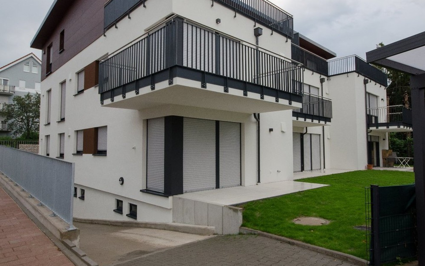 Hausansicht - Moderne Singlewohnung mit Balkon