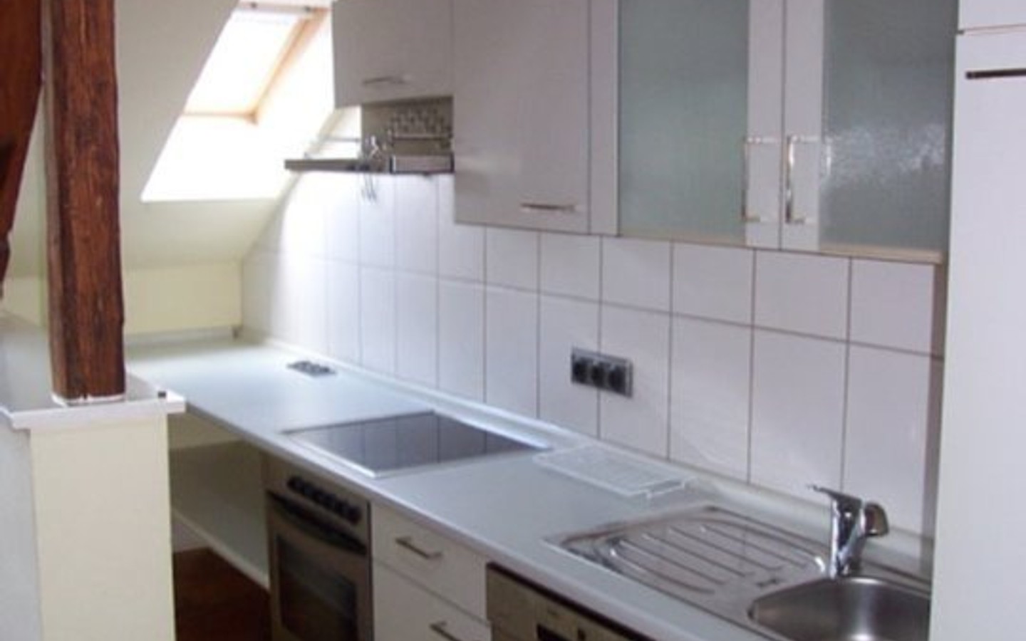 Einbauküche - Außergewöhnliche, großzügige 2,5-Zimmer-Dachgeschosswohnung im Herzen der Heidelberger Altstadt