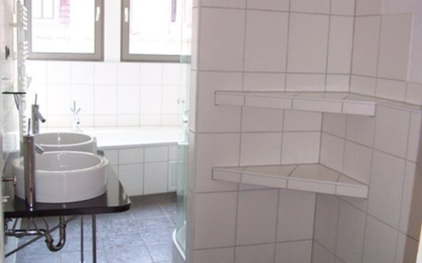 Blick ins Badezimmer - Außergewöhnliche, großzügige 2,5-Zimmer-Dachgeschosswohnung im Herzen der Heidelberger Altstadt