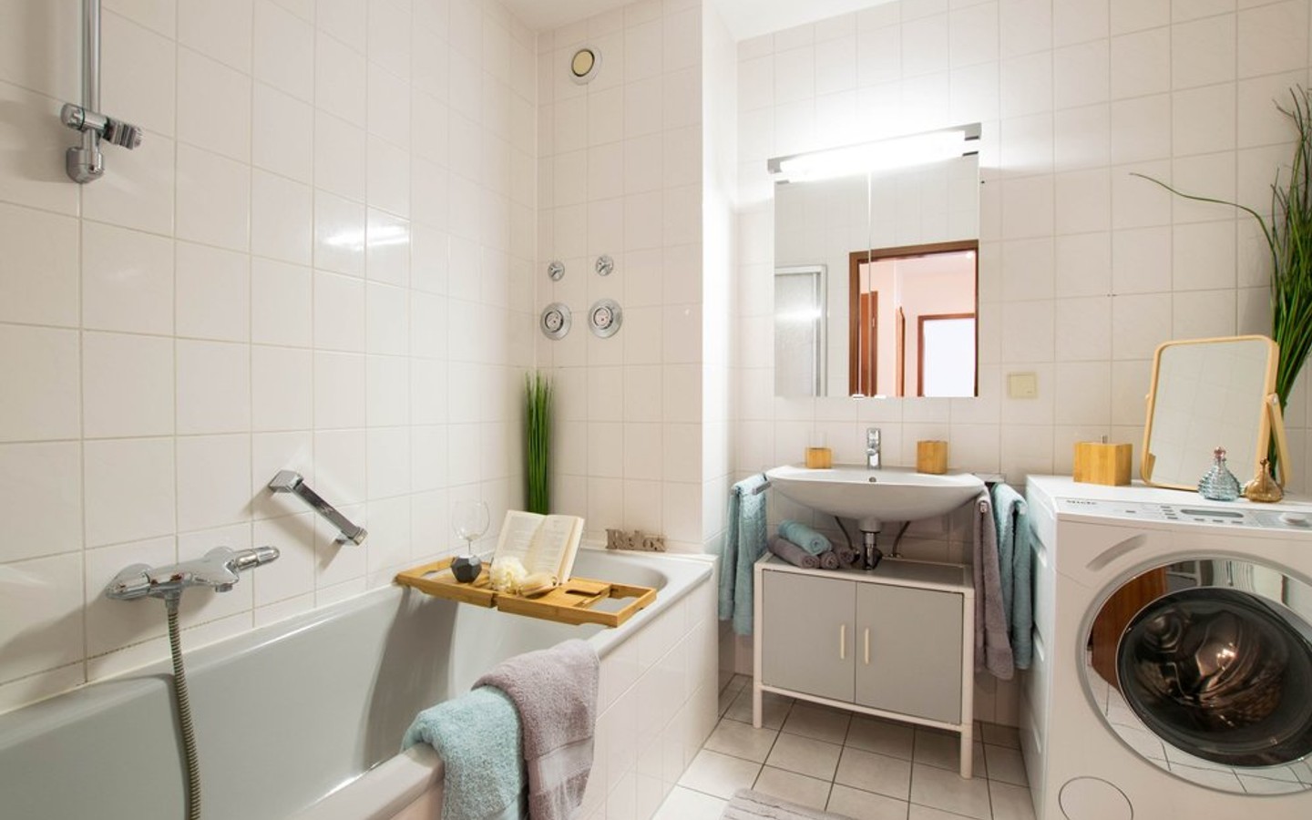 Badezimmer mit Wanne - Heidelberg-Rohrbach: Sehr schöne und praktisch geschnittene 3 Zimmerwohnung in ruhiger Lage