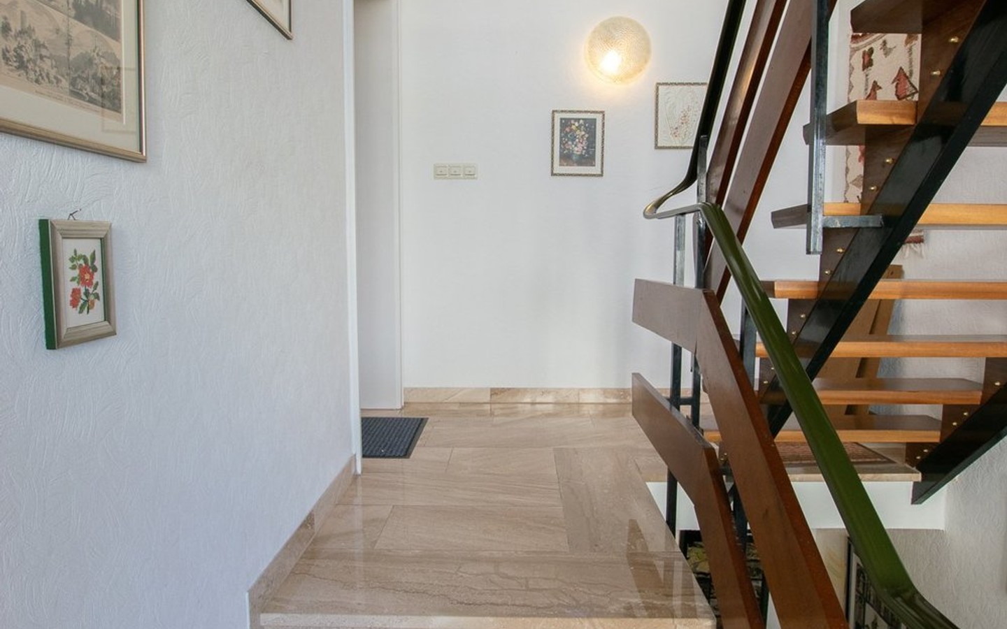 Aufgang zum Obergeschoss - Walldorf - bevorzugte und gewachsene Wohnlage; 3-Familienhaus für Kapitalanleger oder Eigennutzer