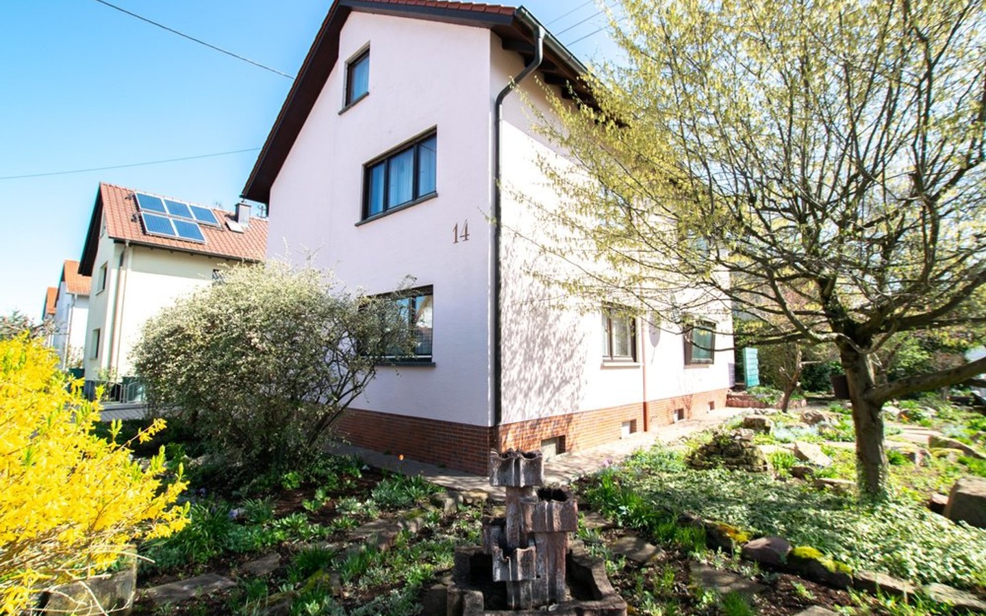 Blick vom Garten auf das Haus - Walldorf - bevorzugte und gewachsene Wohnlage; 3-Familienhaus für Kapitalanleger oder Eigennutzer