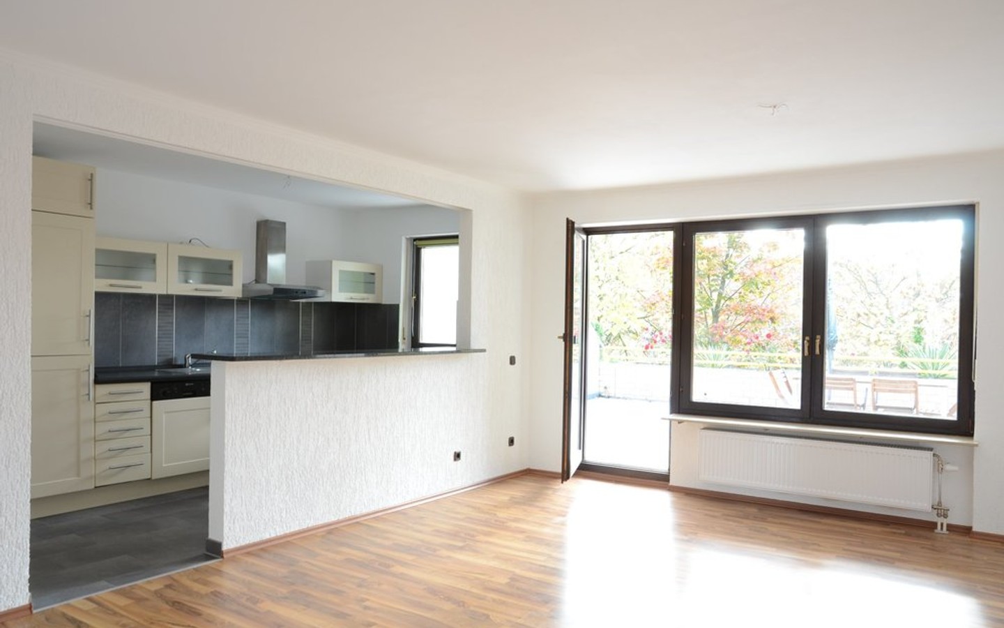 Wohnzimmer mit offener Küche - Sonne pur und viel Lebensqualität bietet Ihnen diese attraktive Dreizimmerwohnung