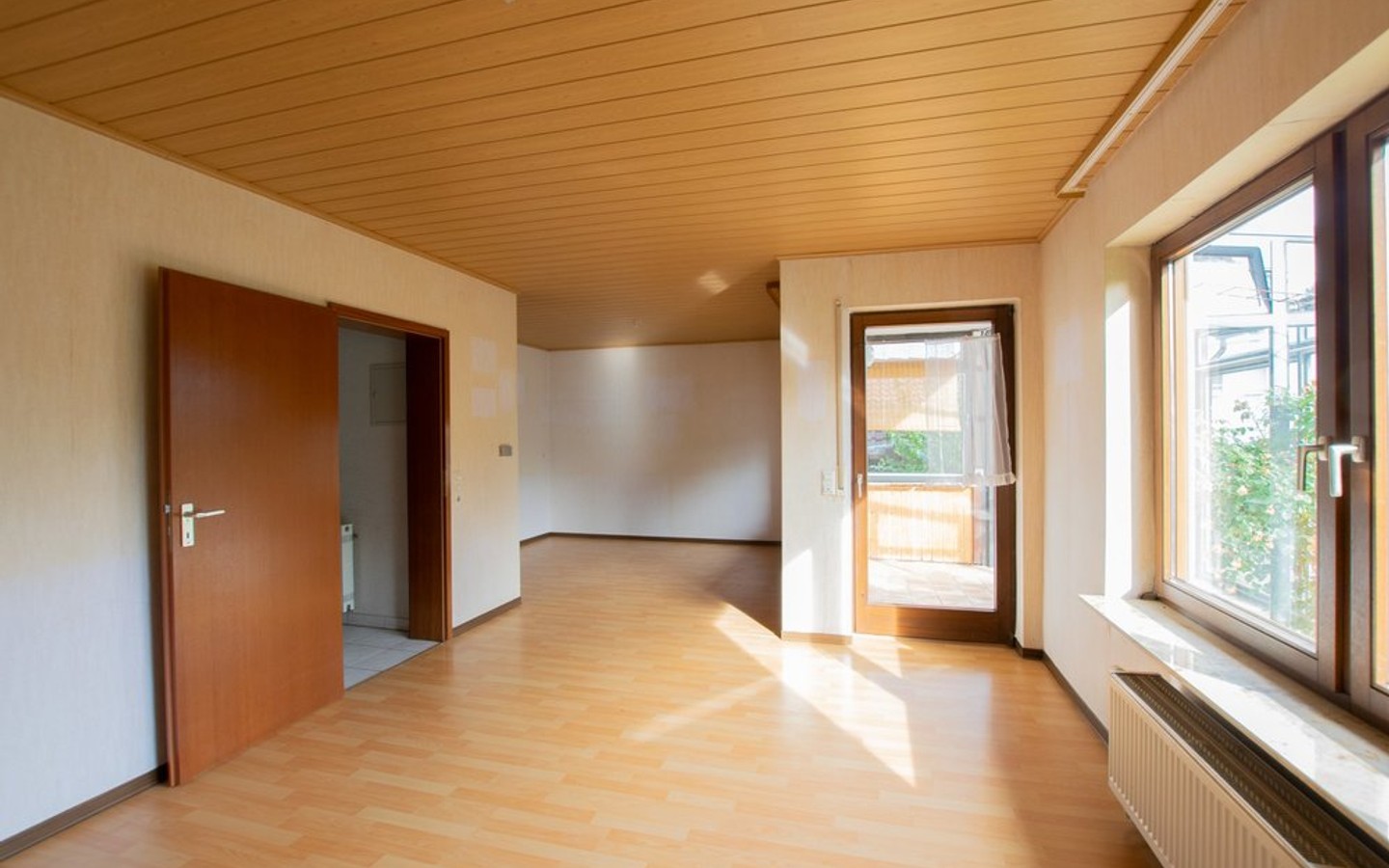 Wohn- und Esszimmer - Großzügige Doppelhaushälfte mit viel Potenzial in ruhiger Aussichtslage von Gaiberg