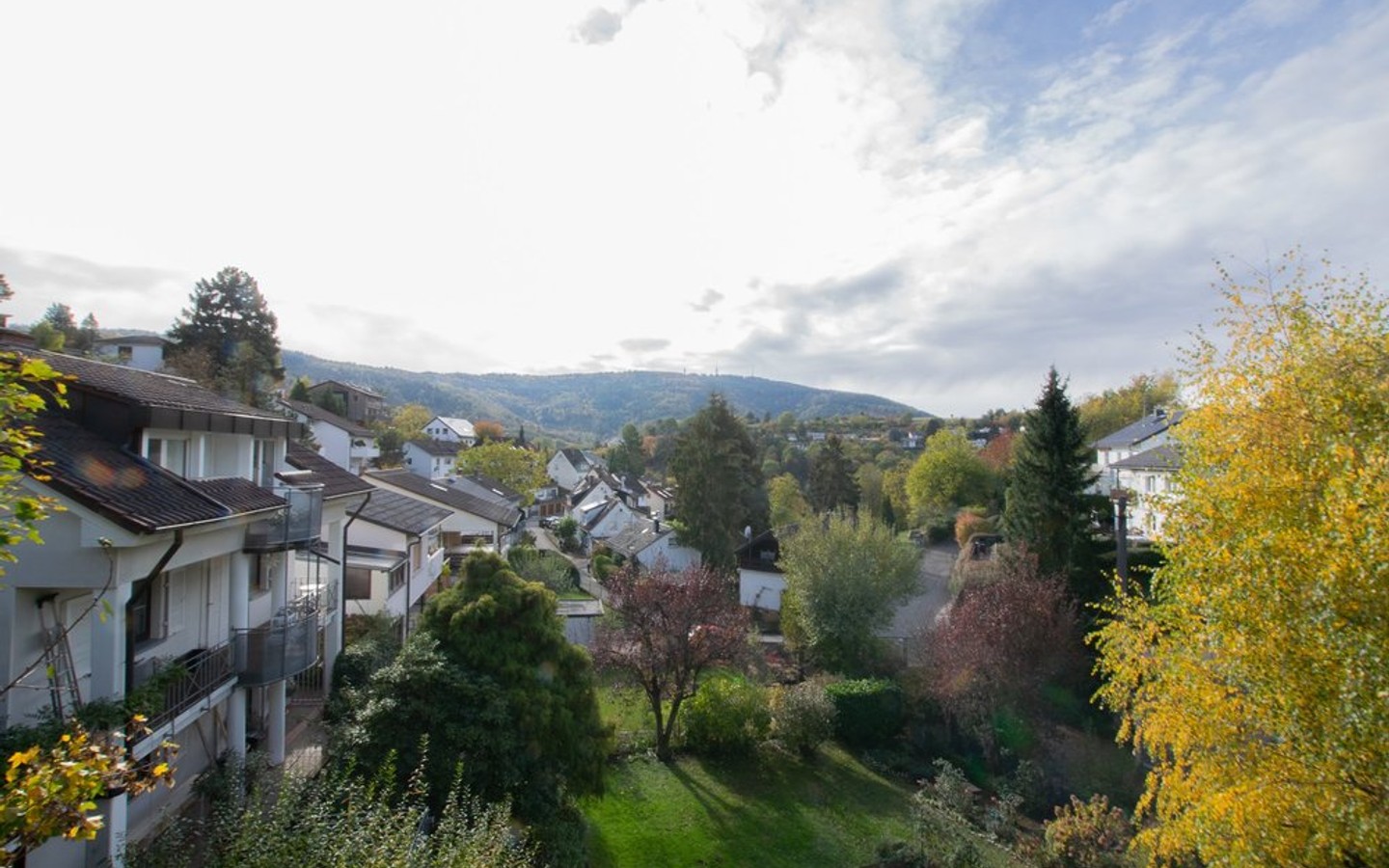Blick vom Balkon - HD-Ziegelhausen: Renovierungsbedürftiges Einfamilienhaus auf großem Grundstück