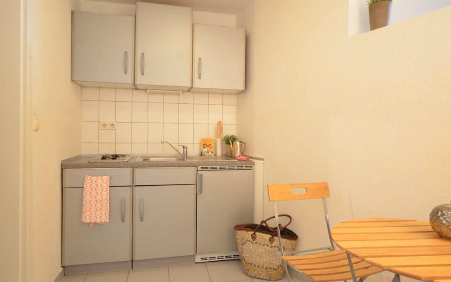 Küche - Idyllische Einzimmer-Souterrain-Wohnung in denkmalgeschütztem Stadthaus