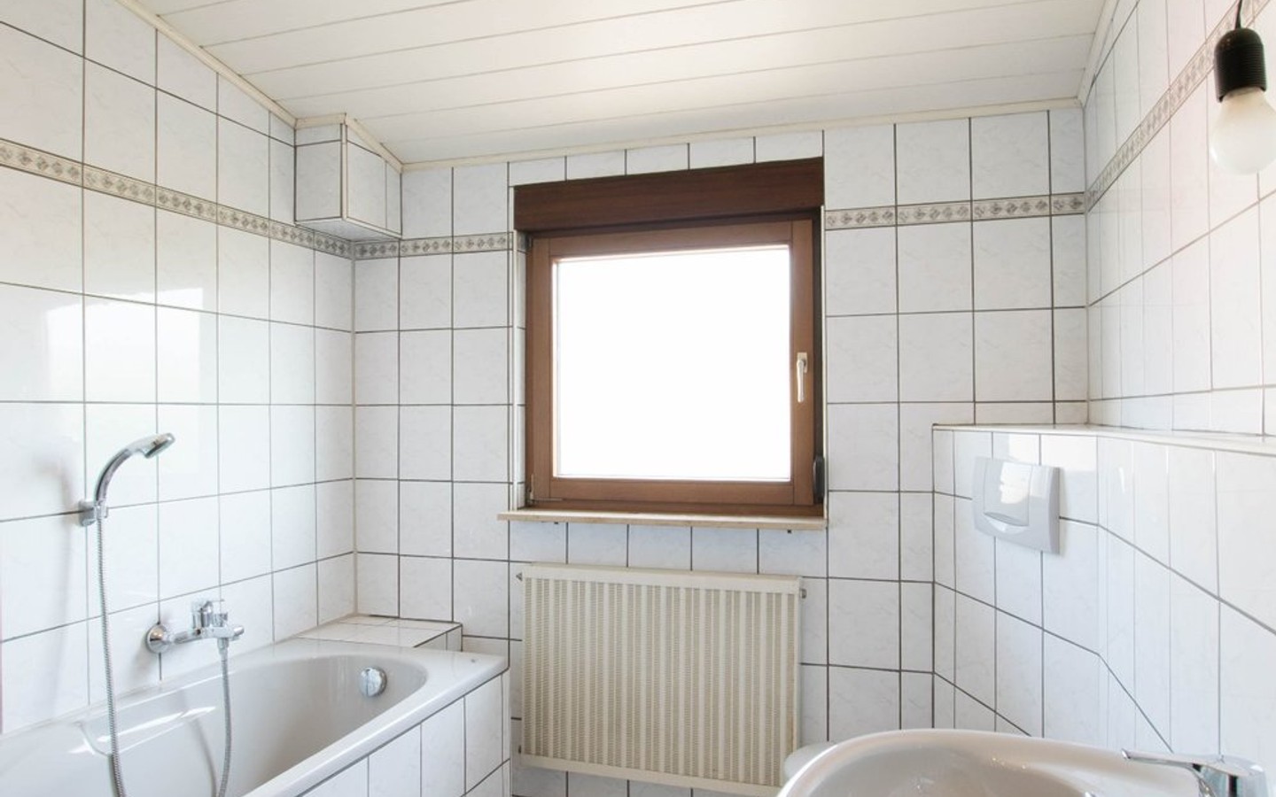Tageslichtbad im Dachgeschoss - Nußloch: Geräumiges Ein- bis Zweifamilienhaus mit viel Potenzial