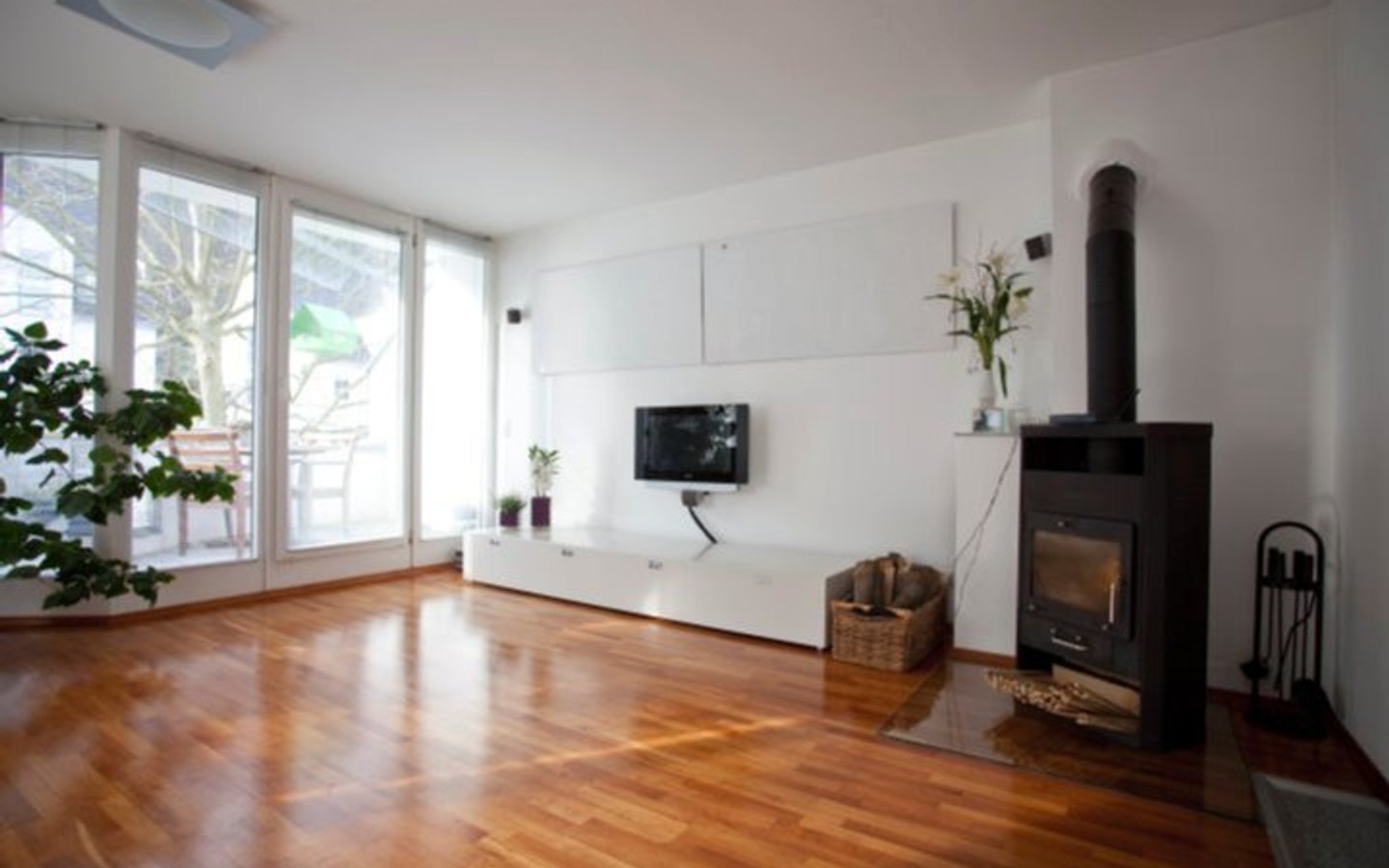 Wohnzimmer mit Kamin - Helle, sonnige Wohnung mit modernem, hochwertigen Ambiente in HD-Schlierbach zu erwerben