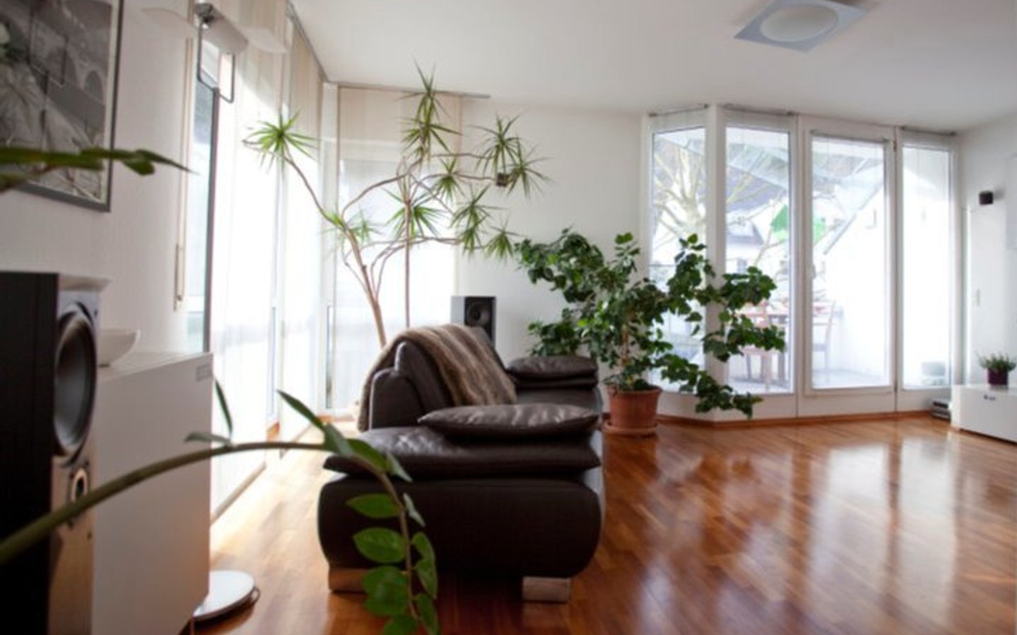 Wohnzimmer Blick Balkon - Helle, sonnige Wohnung mit modernem, hochwertigen Ambiente in HD-Schlierbach zu erwerben