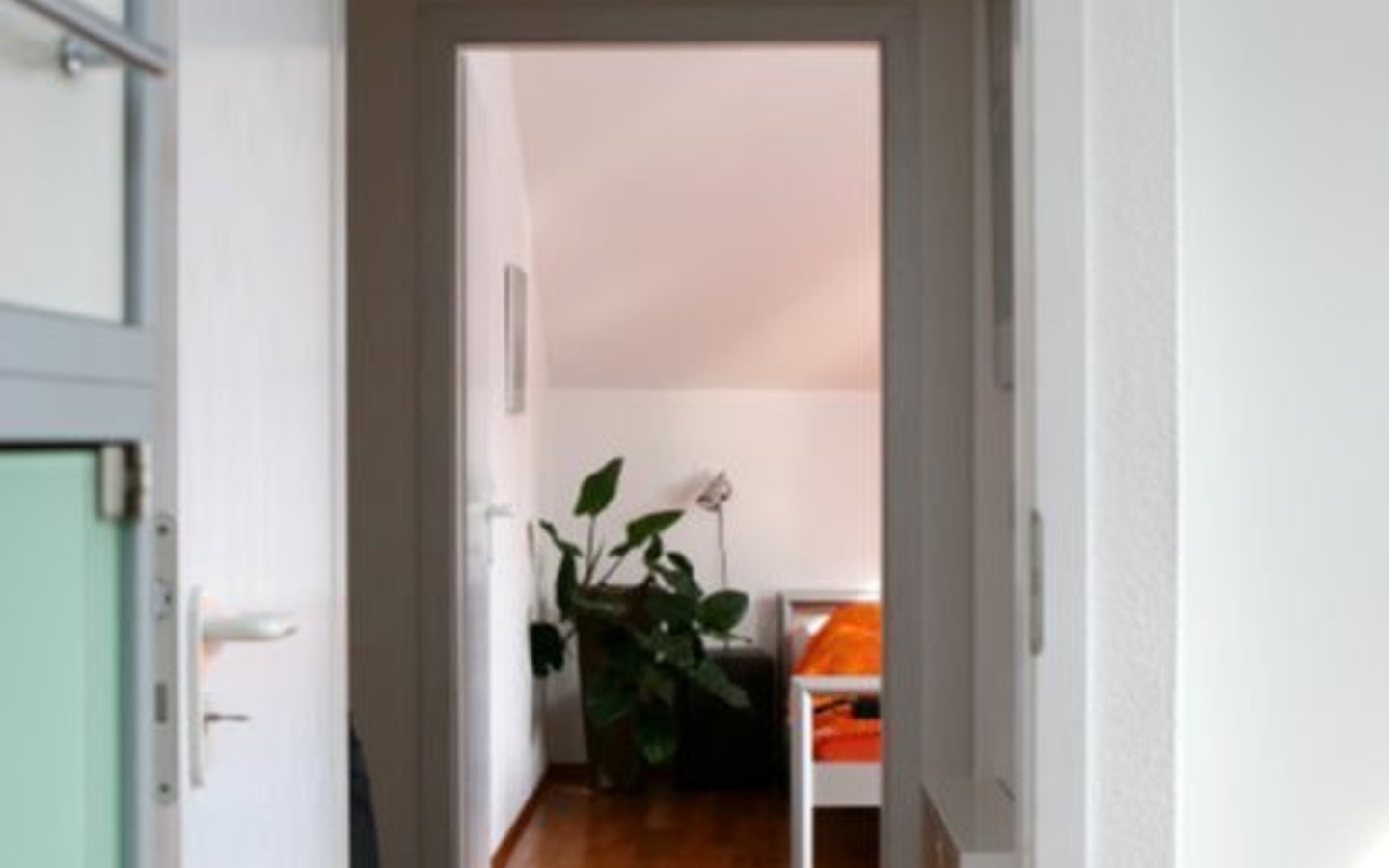 Blick vom Kinder- ins Schlafzimmer - Helle, sonnige Wohnung mit modernem, hochwertigen Ambiente in HD-Schlierbach zu erwerben
