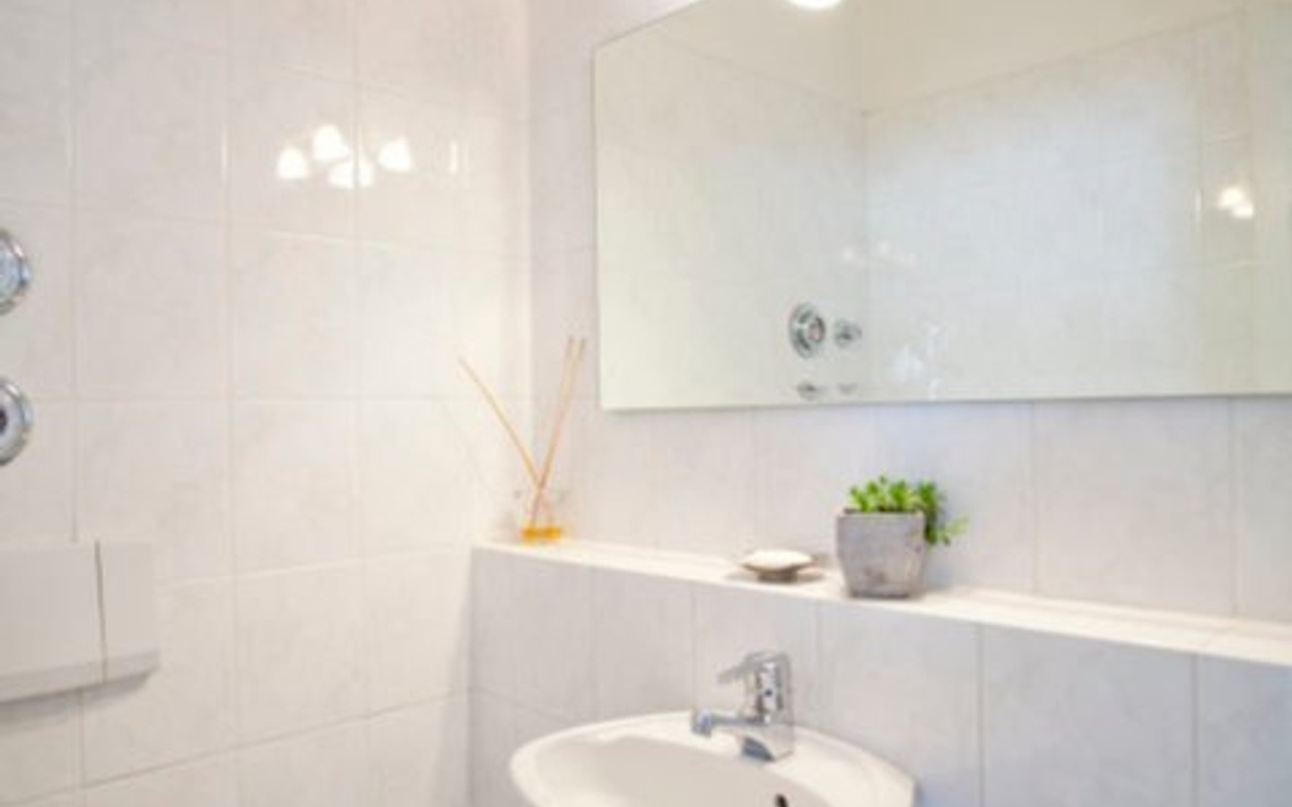 Gäste-WC - Helle, sonnige Wohnung mit modernem, hochwertigen Ambiente in HD-Schlierbach zu erwerben