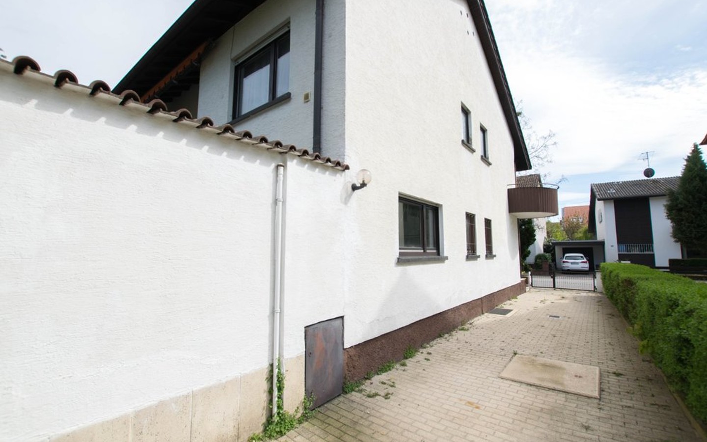 Zufahrt zur Garage - Bevorzugte Lage: Doppelhaushälfte mit Garten in der Schwetzinger Oststadt