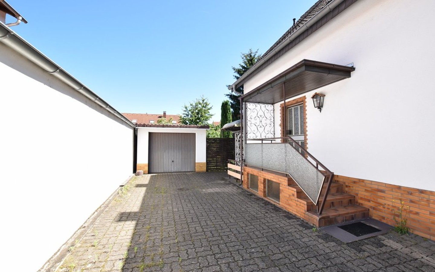 Hauseingang/Garagenzufahrt - Kleines 1-2 Familienhaus mit großem Garten