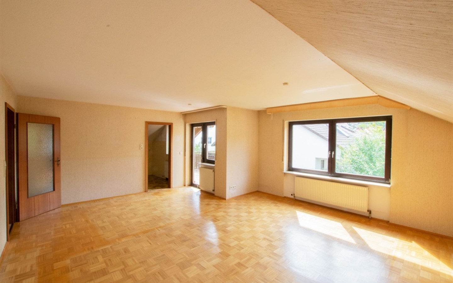 Wohn-Essbereich - Toller Ausblick: 
3-Zimmer-Dachgeschosswohnung mit Balkon und Garage