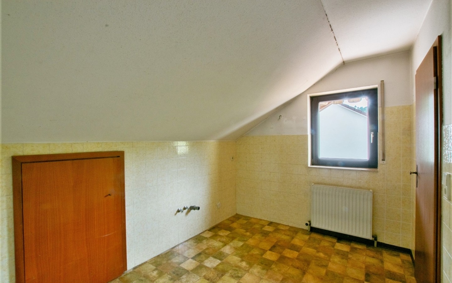 Küche  - Toller Ausblick: 
3-Zimmer-Dachgeschosswohnung mit Balkon und Garage