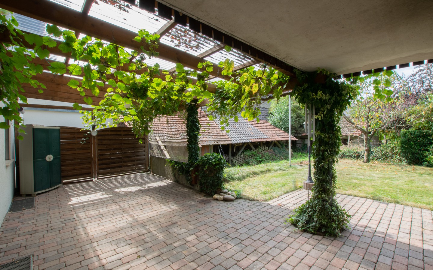 Terrasse - Platz für die ganze Familie! Großzügiges Wohnhaus mit Einliegerwohnung und idyllischem Garten