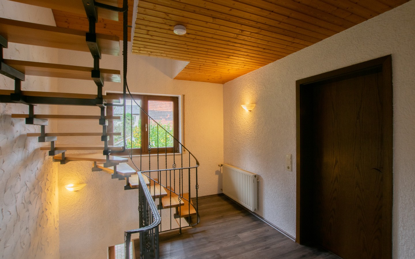 Treppenhaus - Platz für die ganze Familie! Großzügiges Wohnhaus mit Einliegerwohnung und idyllischem Garten