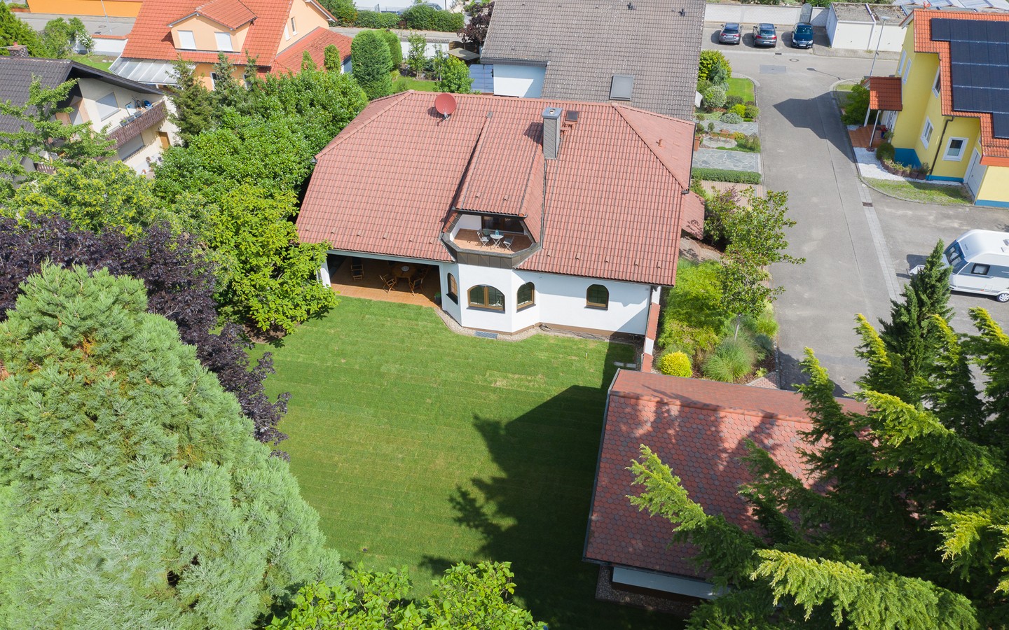 Luftaufnahme - Seltene Gelegenheit: 
Sehr großzügiges Einfamilienhaus mit parkähnlichem Garten in Feldrandlage