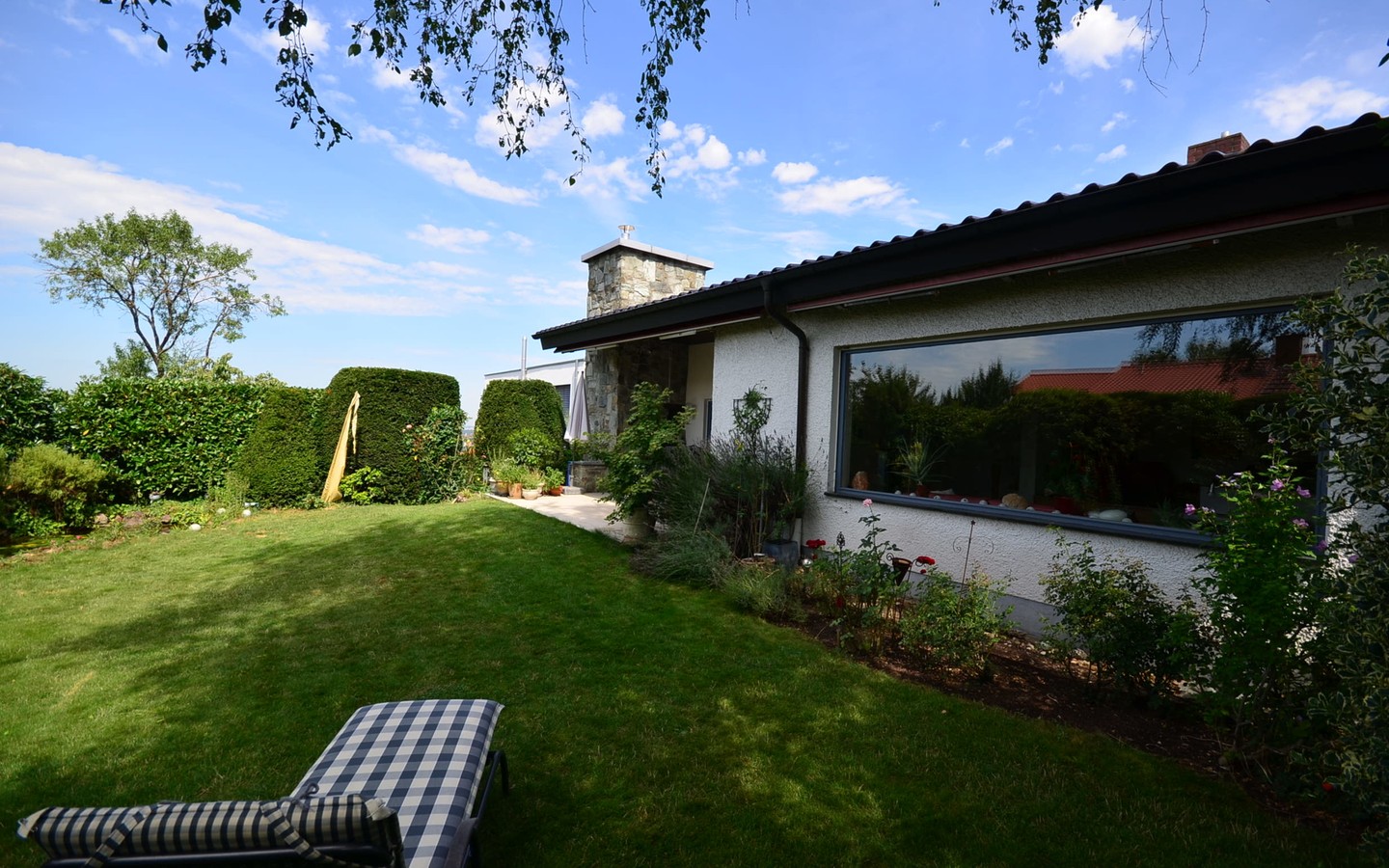 Garten - Nußloch: Sonne-Ruhe-Aussicht finden Sie in diesem stilvollen und großzügigen 1-2 Familienhaus.