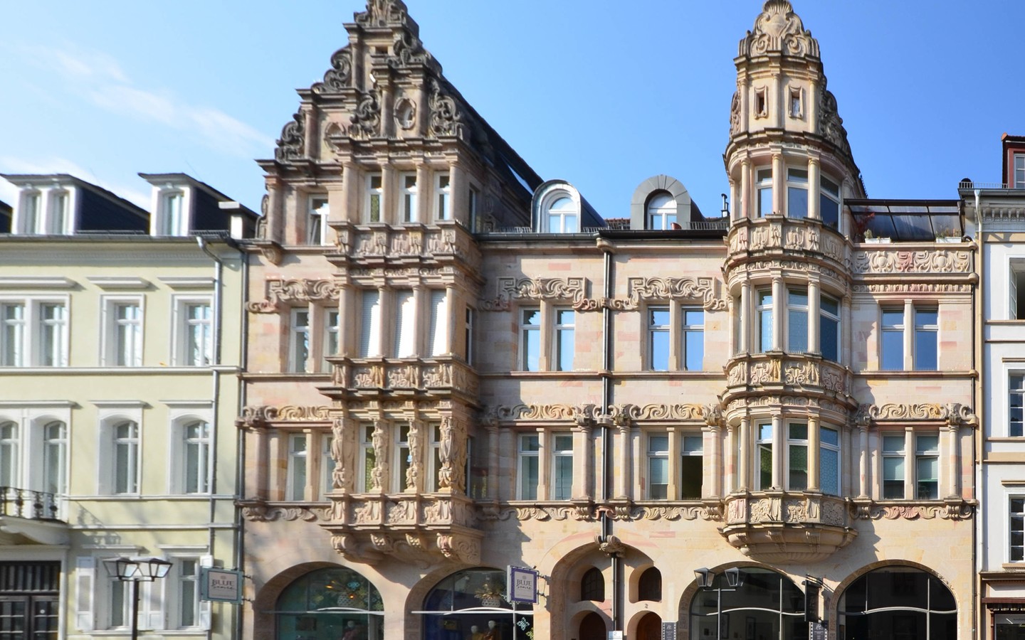Hausansicht - Im Herzen der Altstadt: Grandiose Fünfzimmerwohnung mit Balkon