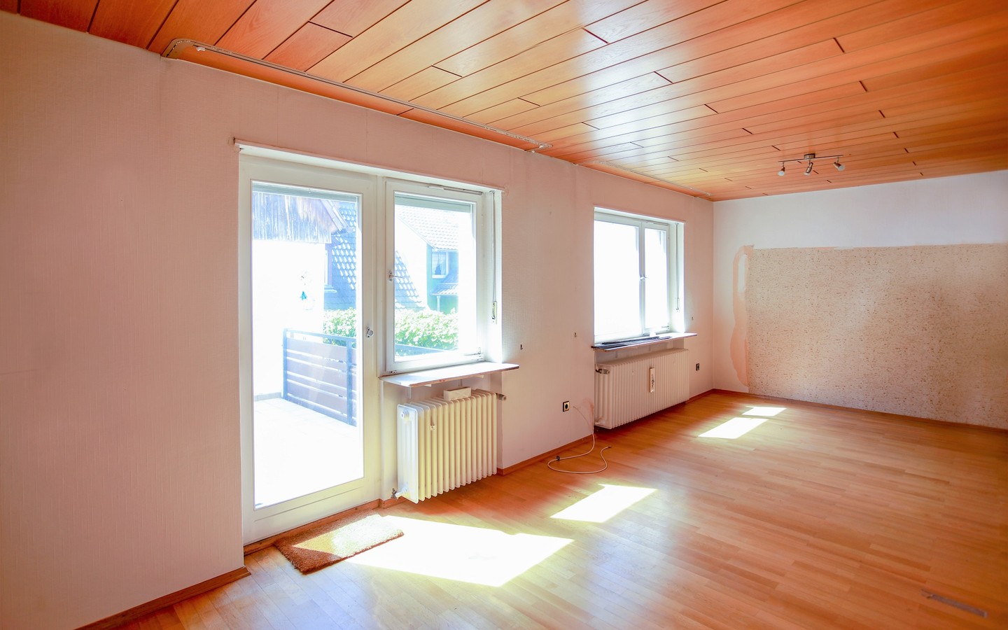 Wohnzimmer - HD-Rohrbach: Renovierungsbedürftiges Einfamilienhaus in 2. Reihe inmitten des charmanten Ortskerns!