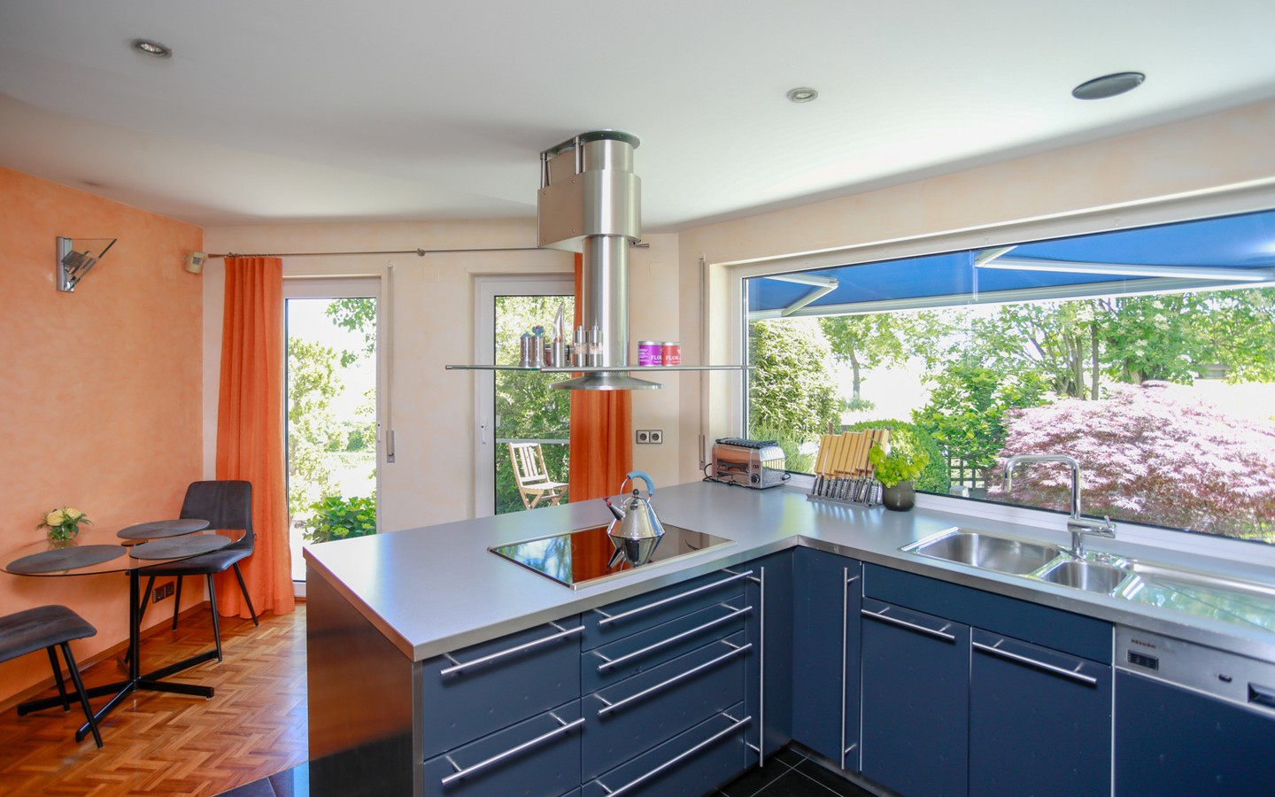 Küche - In einmaliger Feldrandlage: Attraktives Architektenhaus mit eigener Tiefgarage