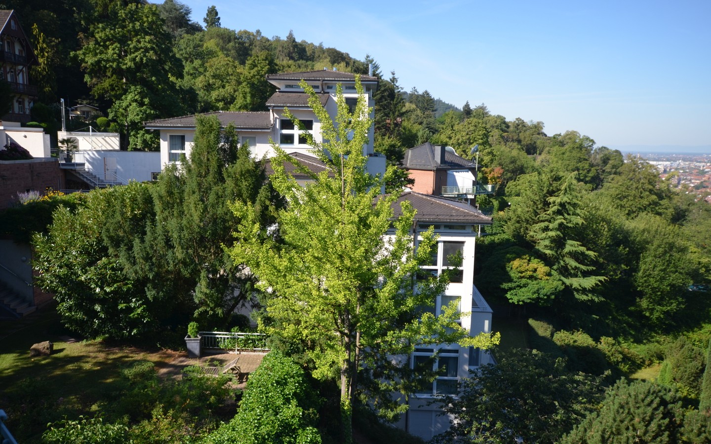 Hausansicht - Luxuriöse Maisonette-Wohnung in einer Architektenvilla mit Terrasse und Garten