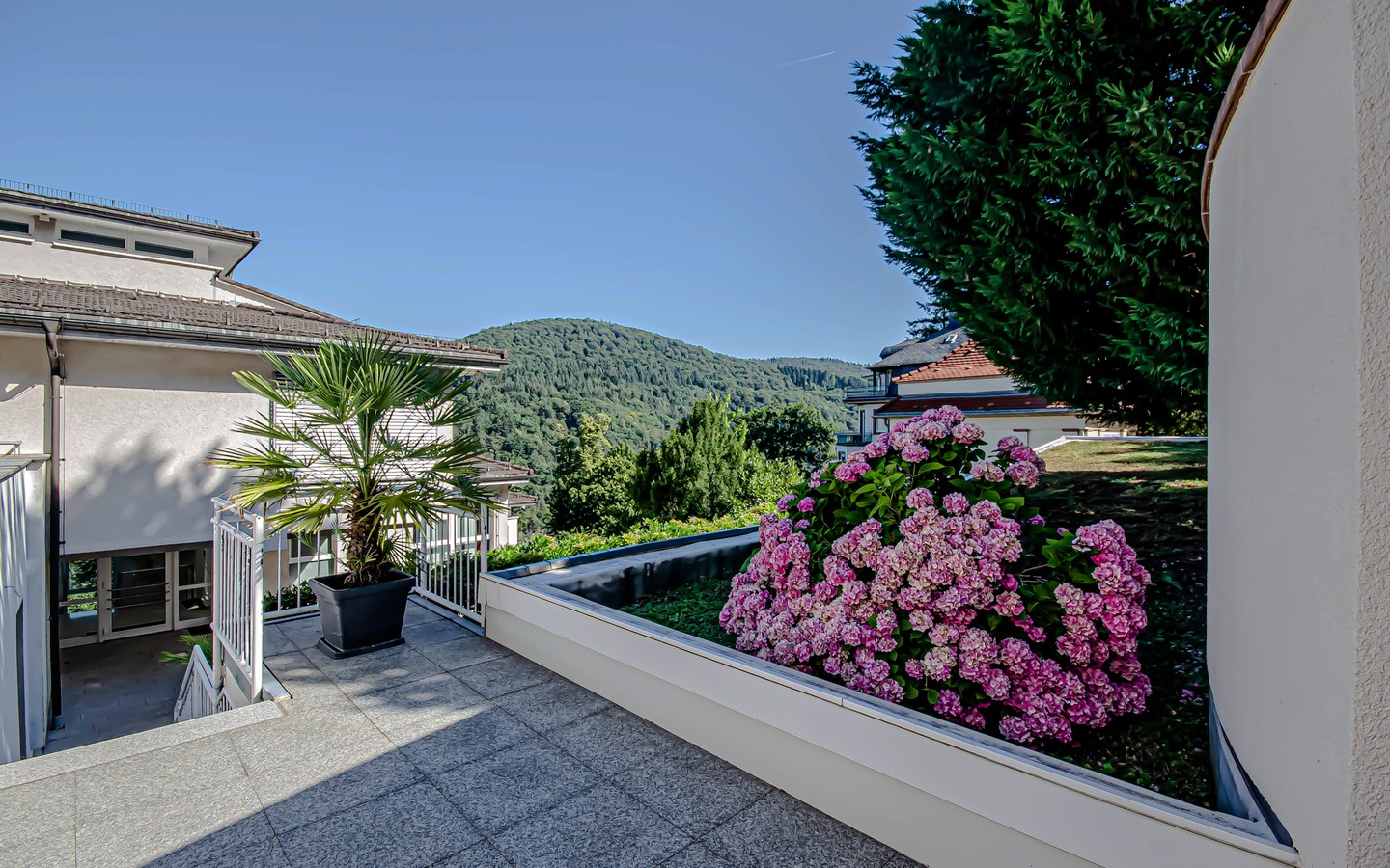 Hauseingang - Luxuriöse Maisonette-Wohnung in einer Architektenvilla mit Terrasse und Garten