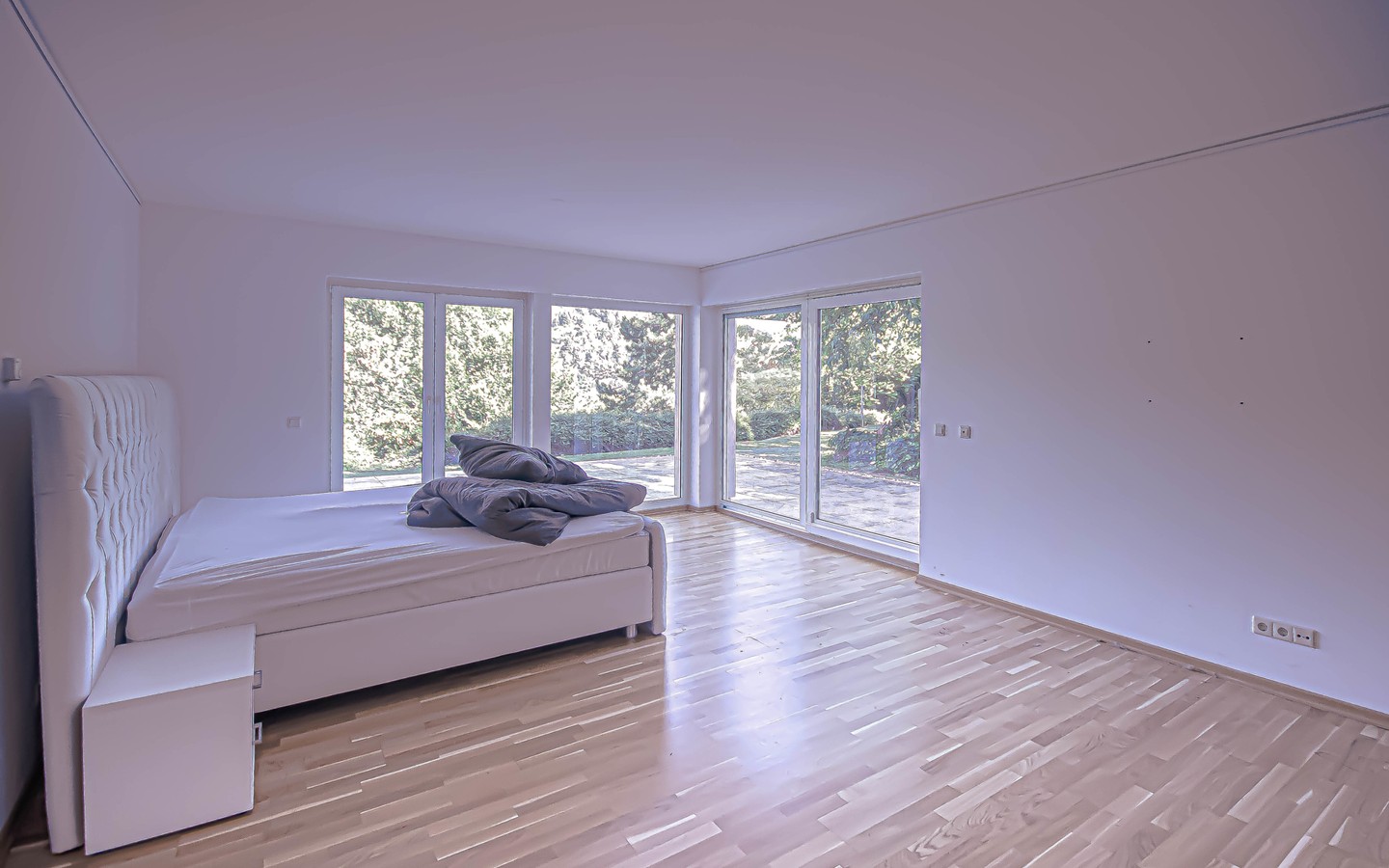 Schlafzimmer - Luxuriöse Maisonette-Wohnung in einer Architektenvilla mit Terrasse und Garten