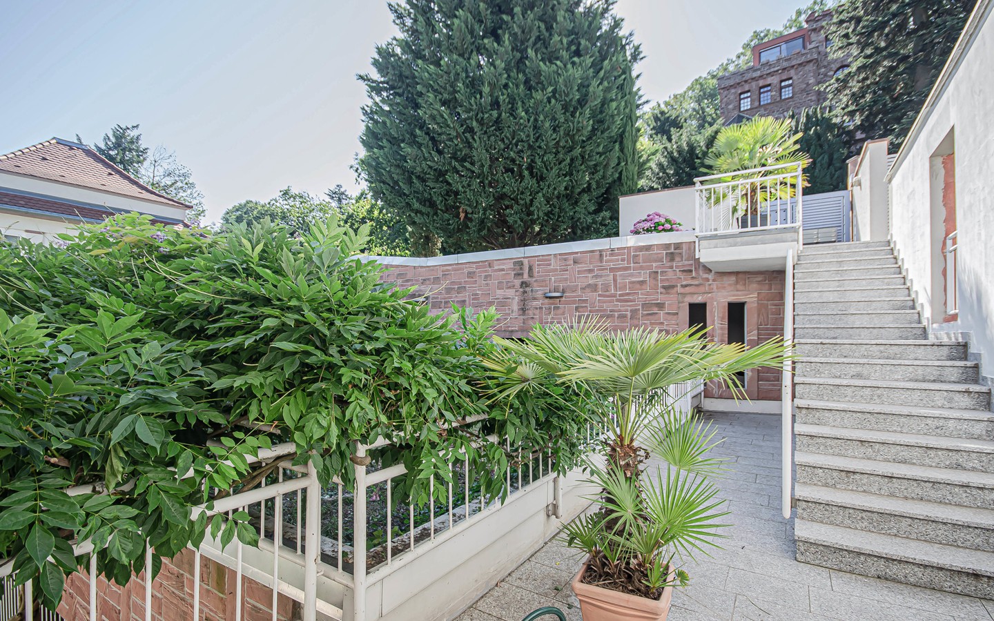 Aussenbereich - Luxuriöse Maisonette-Wohnung in einer Architektenvilla mit Terrasse und Garten