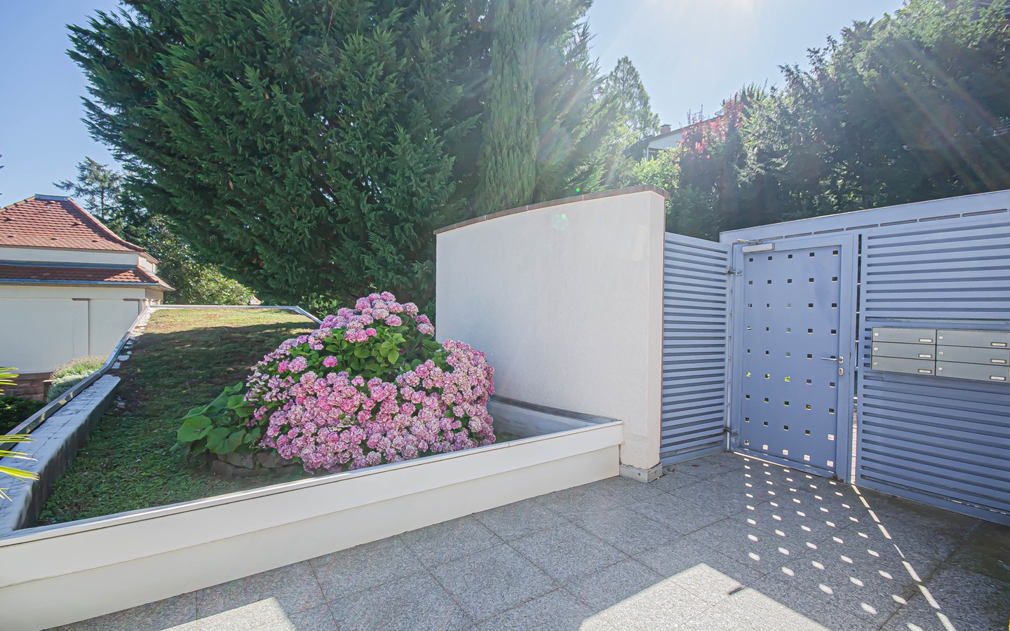Eingangstor - Luxuriöse Maisonette-Wohnung in einer Architektenvilla mit Terrasse und Garten