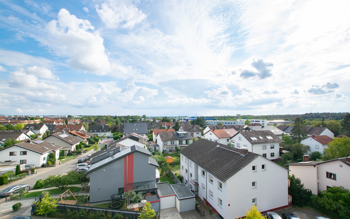 Ausblick - Über den Dächern Walldorfs: Vierzimmer-DG-Wohnung mit 2 Balkonen!
