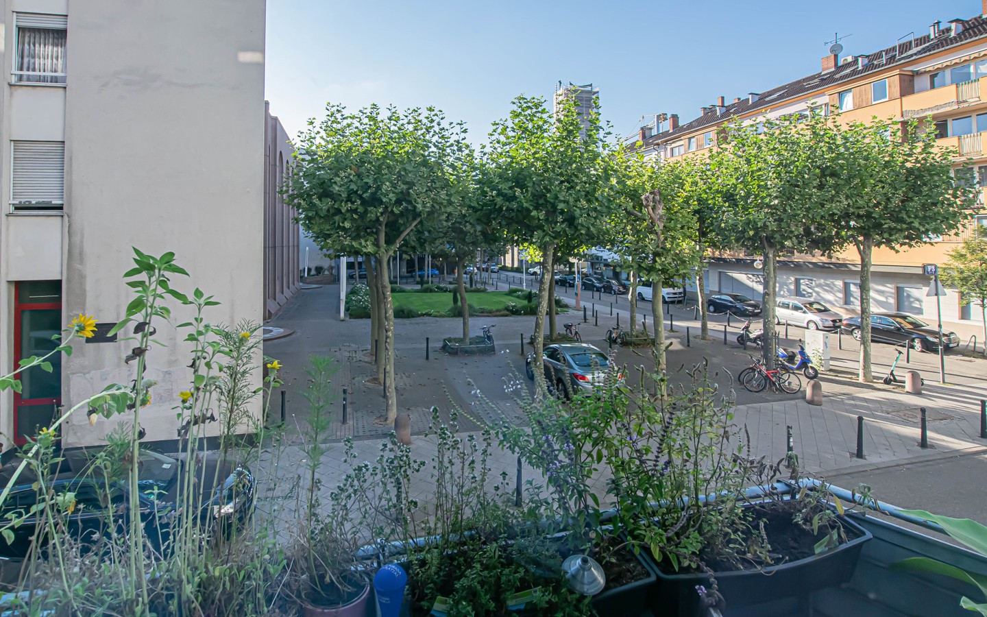 1. OG 3 Zi. rechts - Balkonaussicht - Wohn- und Geschäftshaus mit Entwicklungspotential in Mannheim Innenstadtlage (F2, 9 und 9A)