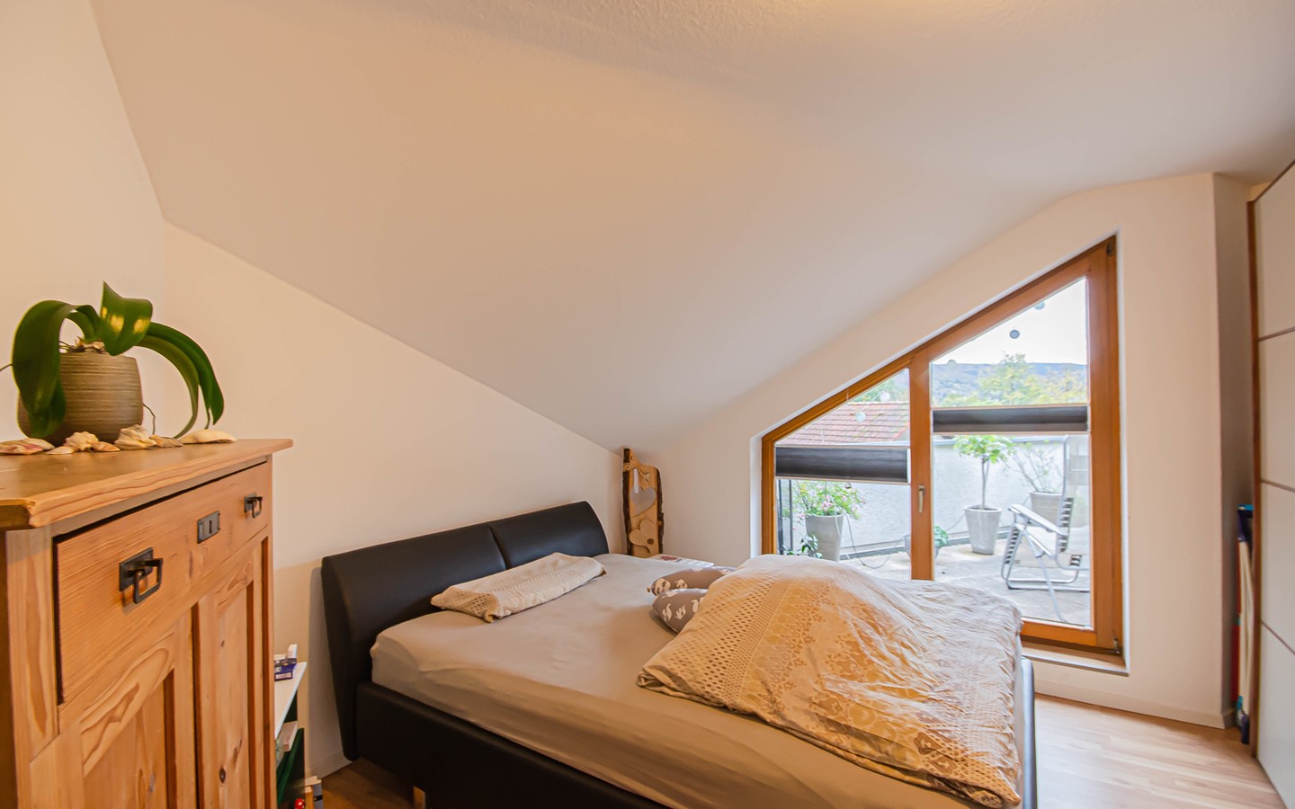 Schlafzimmer - Schicke Single-Wohnung mit großer Dachterrasse in ruhiger Lage