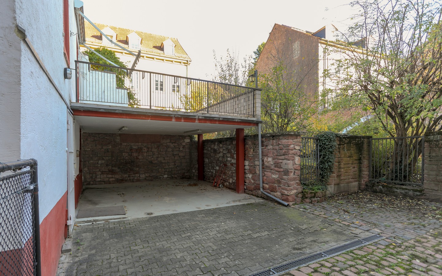 Terrasse / Carport  - Rohdiamant in der Heidelberger Altstadt: Sanierungsbedürftiges Haus in der Nähe der Stadthalle