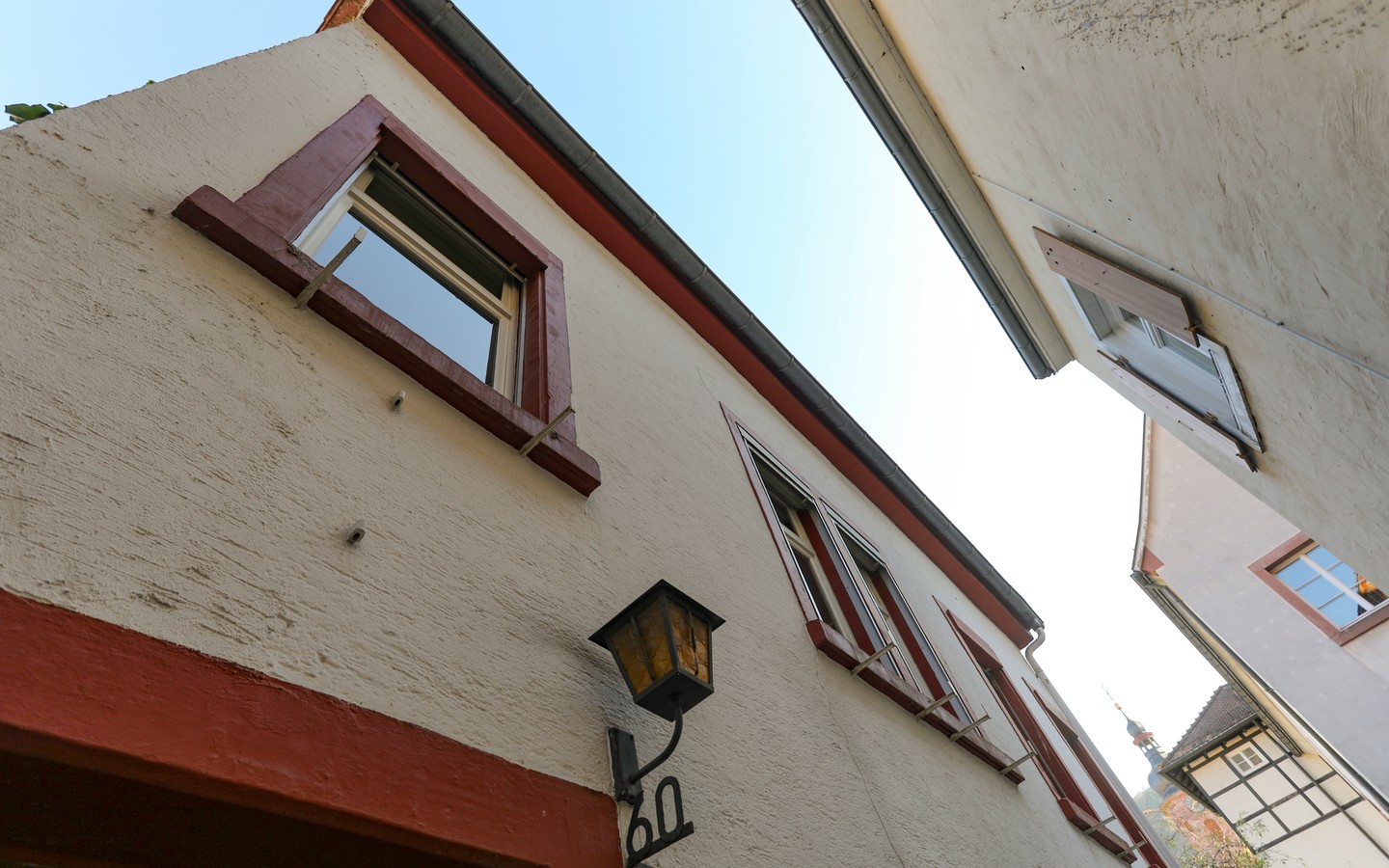 Hausansicht  - Rohdiamant in der Heidelberger Altstadt: Sanierungsbedürftiges Haus in der Nähe der Stadthalle