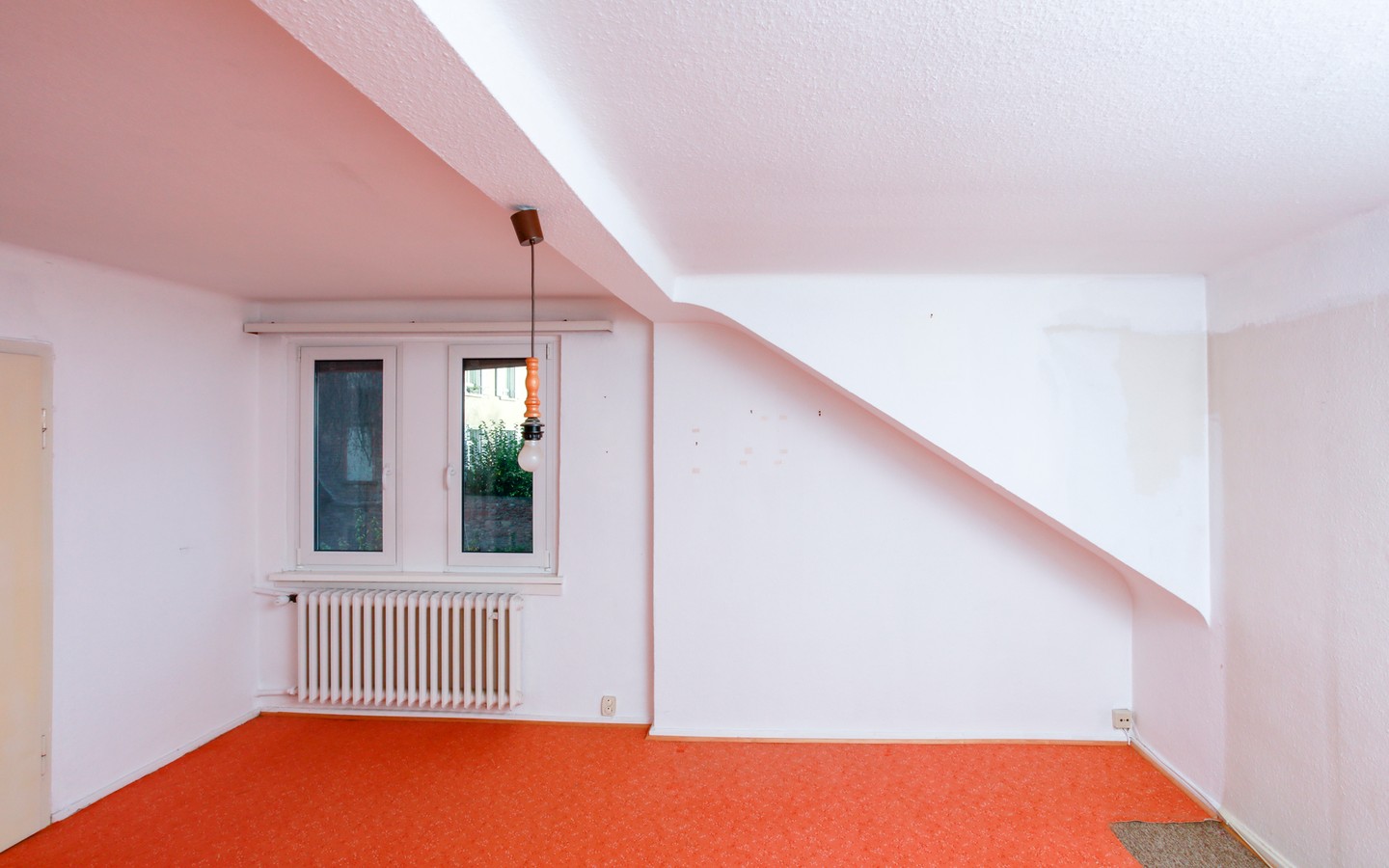 Zimmer DG - Rohdiamant in der Heidelberger Altstadt: Sanierungsbedürftiges Haus in der Nähe der Stadthalle
