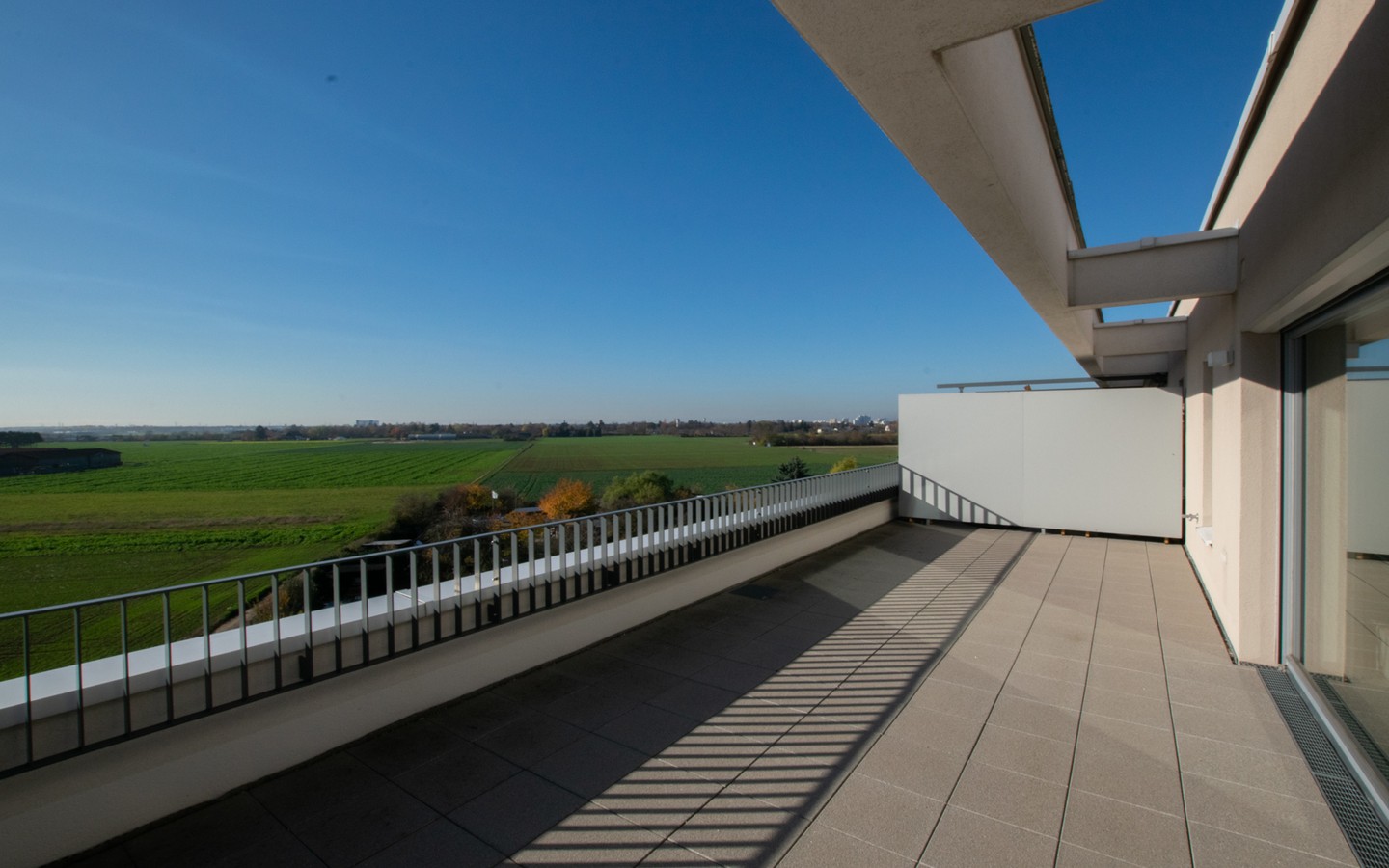 Terrasse - Mit phänomenalem Panorama-Blick: Attraktive Penthouse-Wohnung an der Bahnstadt-Promenade