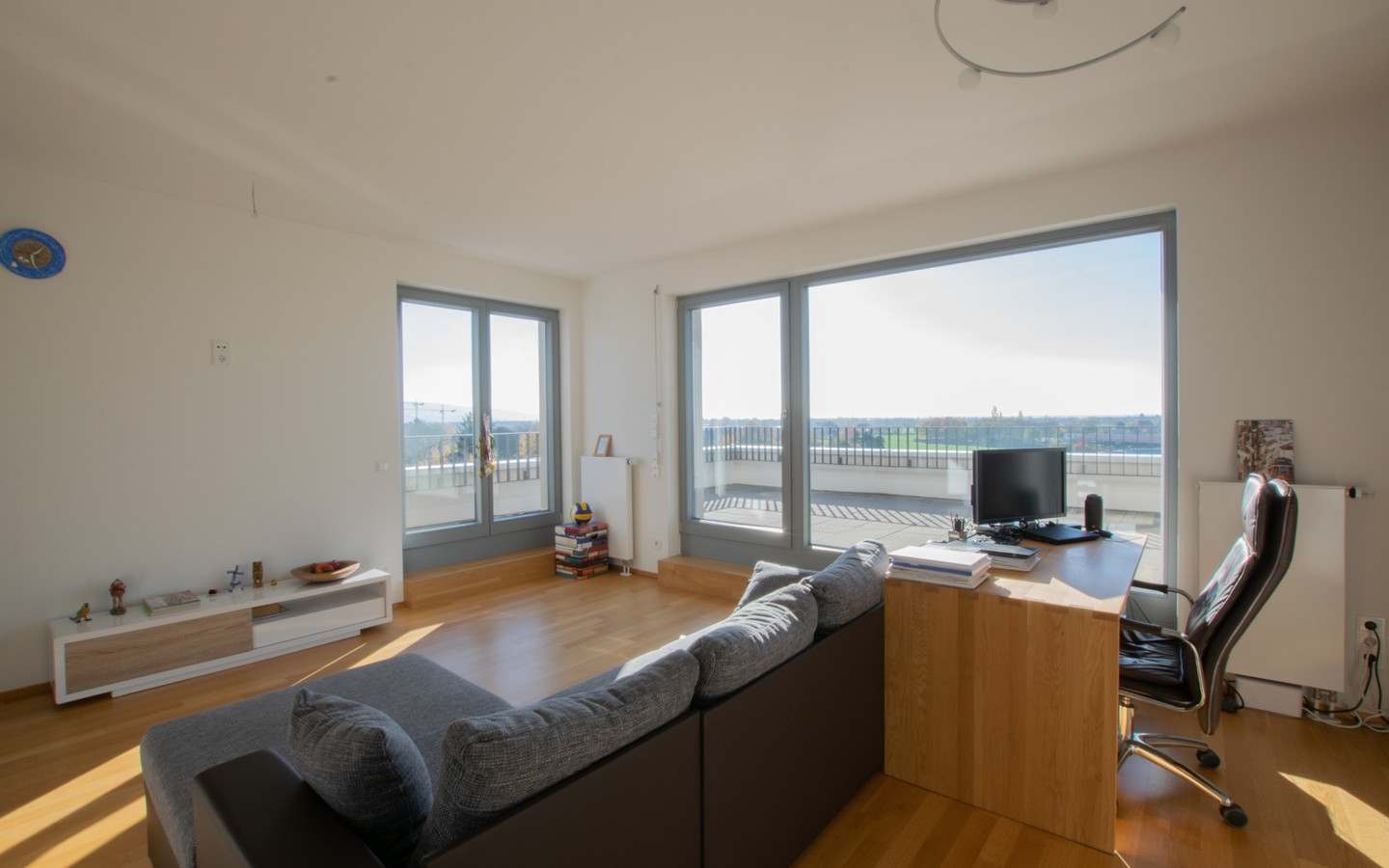 Wohnzimmer - Mit phänomenalem Panorama-Blick: Attraktive Penthouse-Wohnung an der Bahnstadt-Promenade