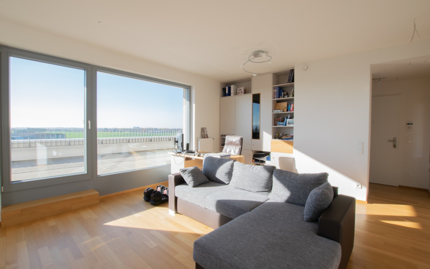 Wohnzimmer - Mit phänomenalem Panorama-Blick: Attraktive Penthouse-Wohnung an der Bahnstadt-Promenade