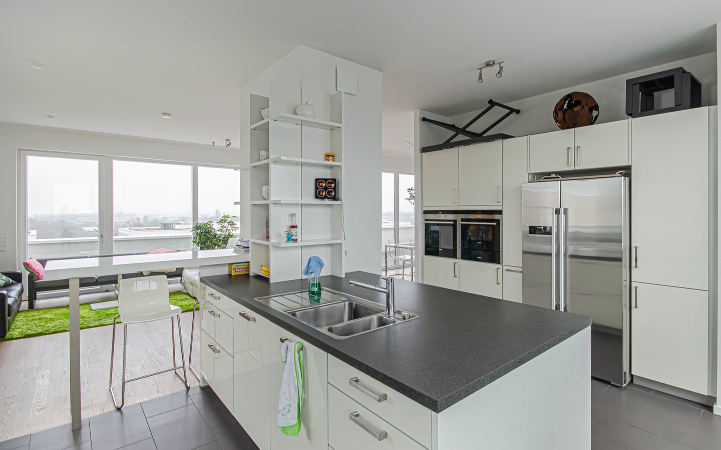 Küche - Traumhafte Penthousewohnung mit hochwertiger Küche und zwei TG-Stellplätzen