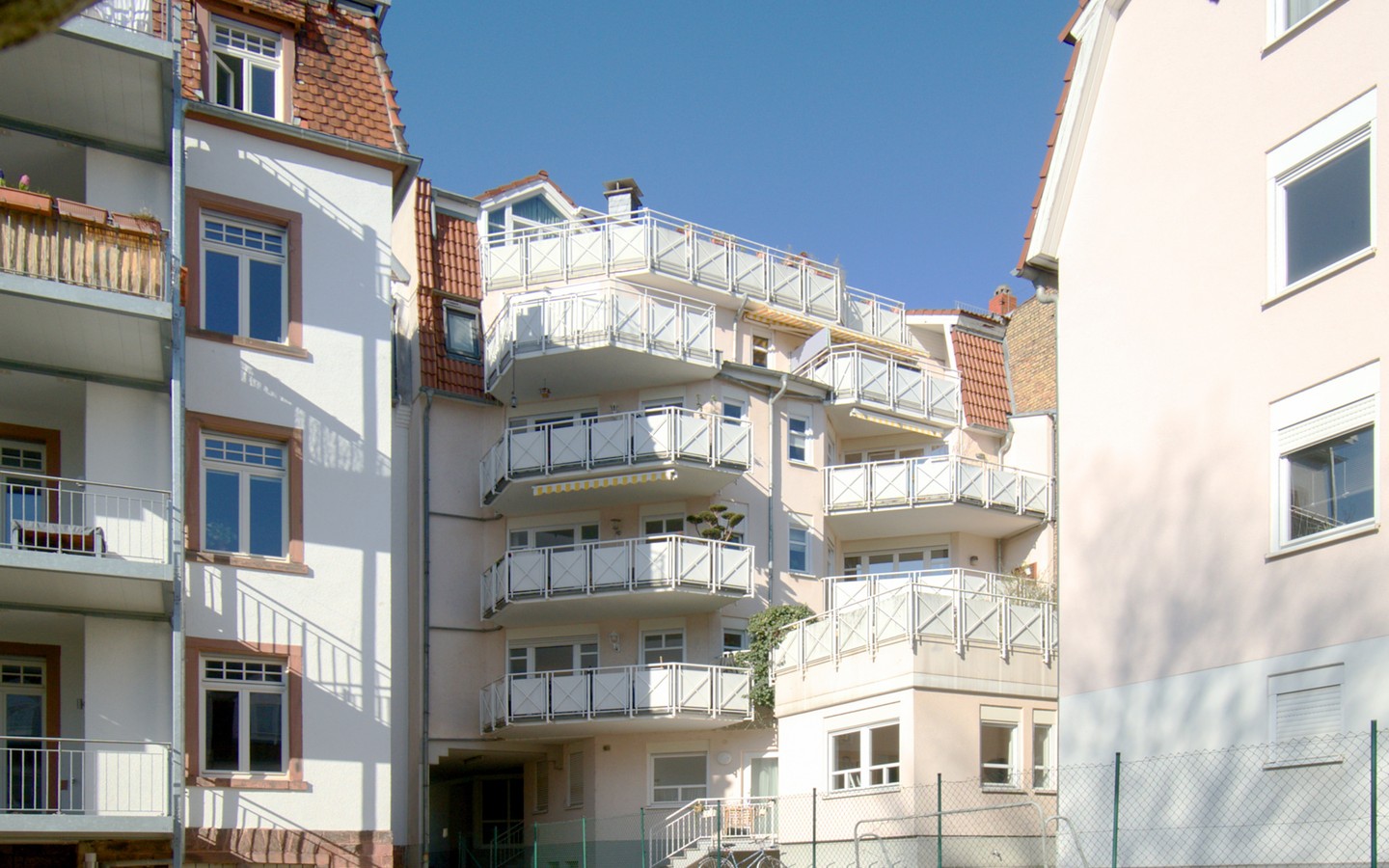 Hausansicht Hofseite - Seltene Gelegenheit: Bezugsfertige Wohnung mit Aufzug und TG-Stellplatz im Herzen von Neuenheim
